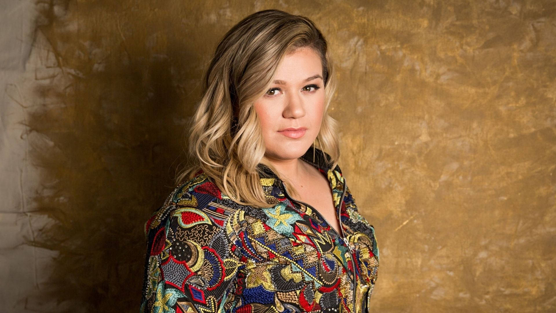 Kelly Clarkson, colorful dress, wavy blonde hair, Full HD Desktop Wallpaper
