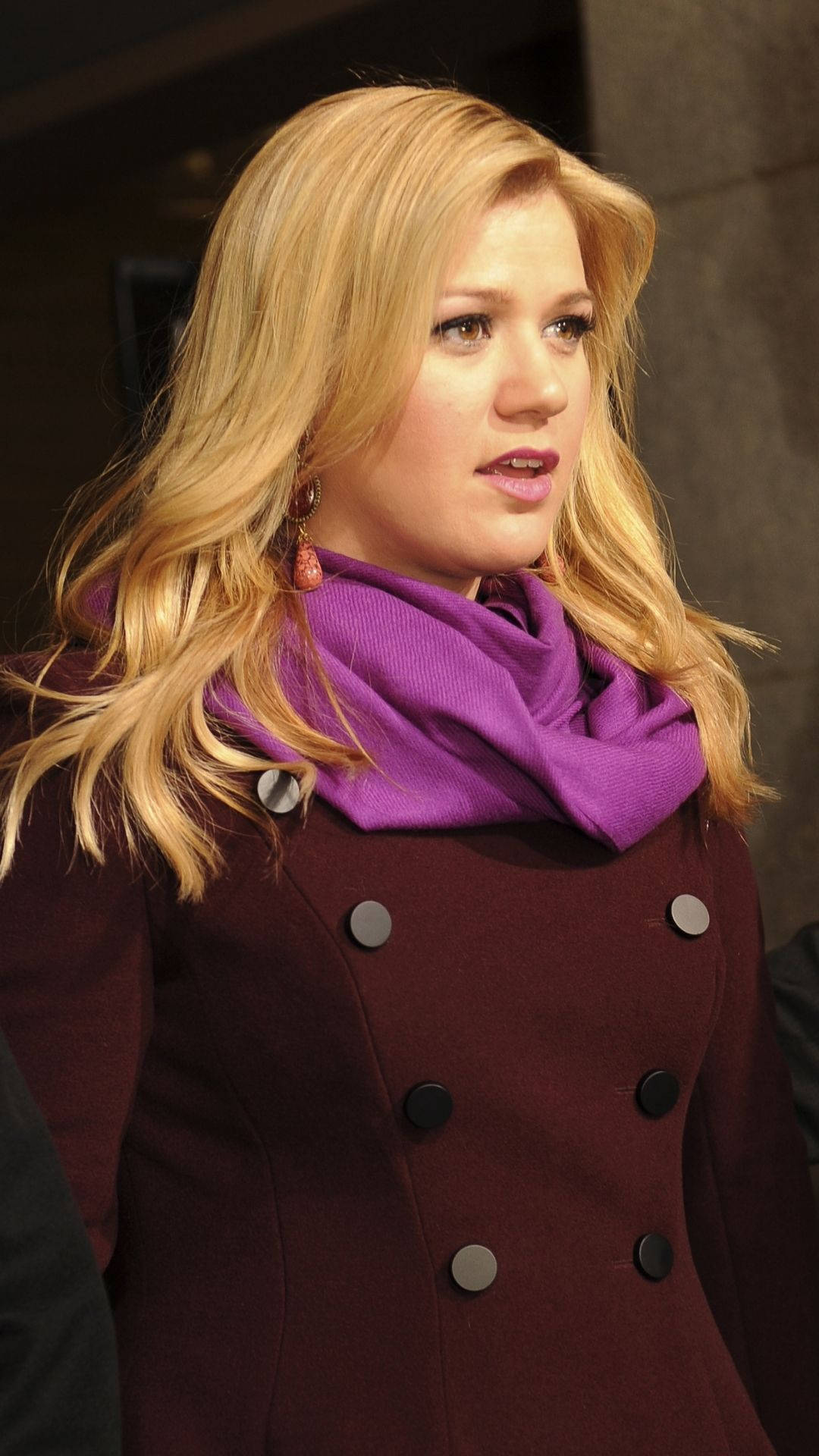 Kelly Clarkson, maroon coat, purple scarf, Full HD Phone Wallpaper