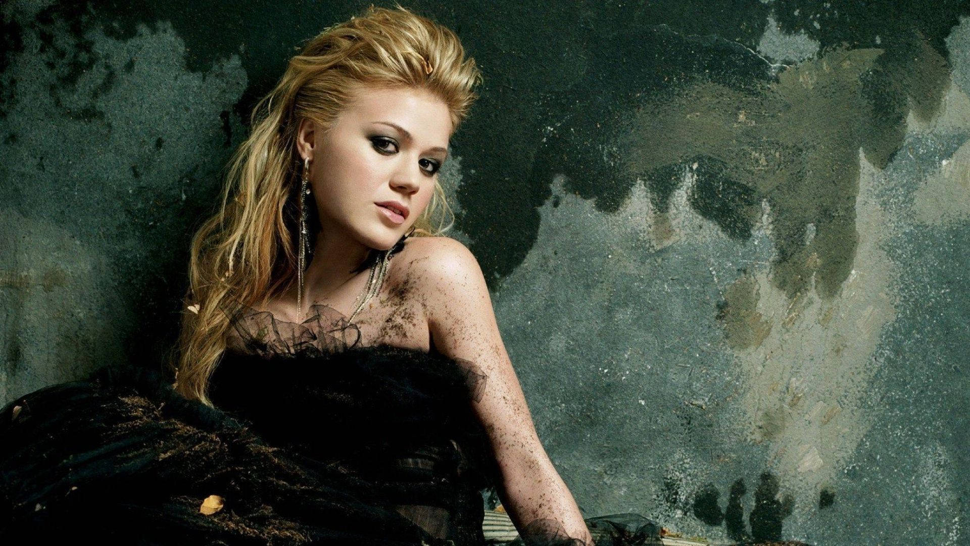 Kelly Clarkson, black lace dress, weathered gray wall, Full HD Desktop Wallpaper