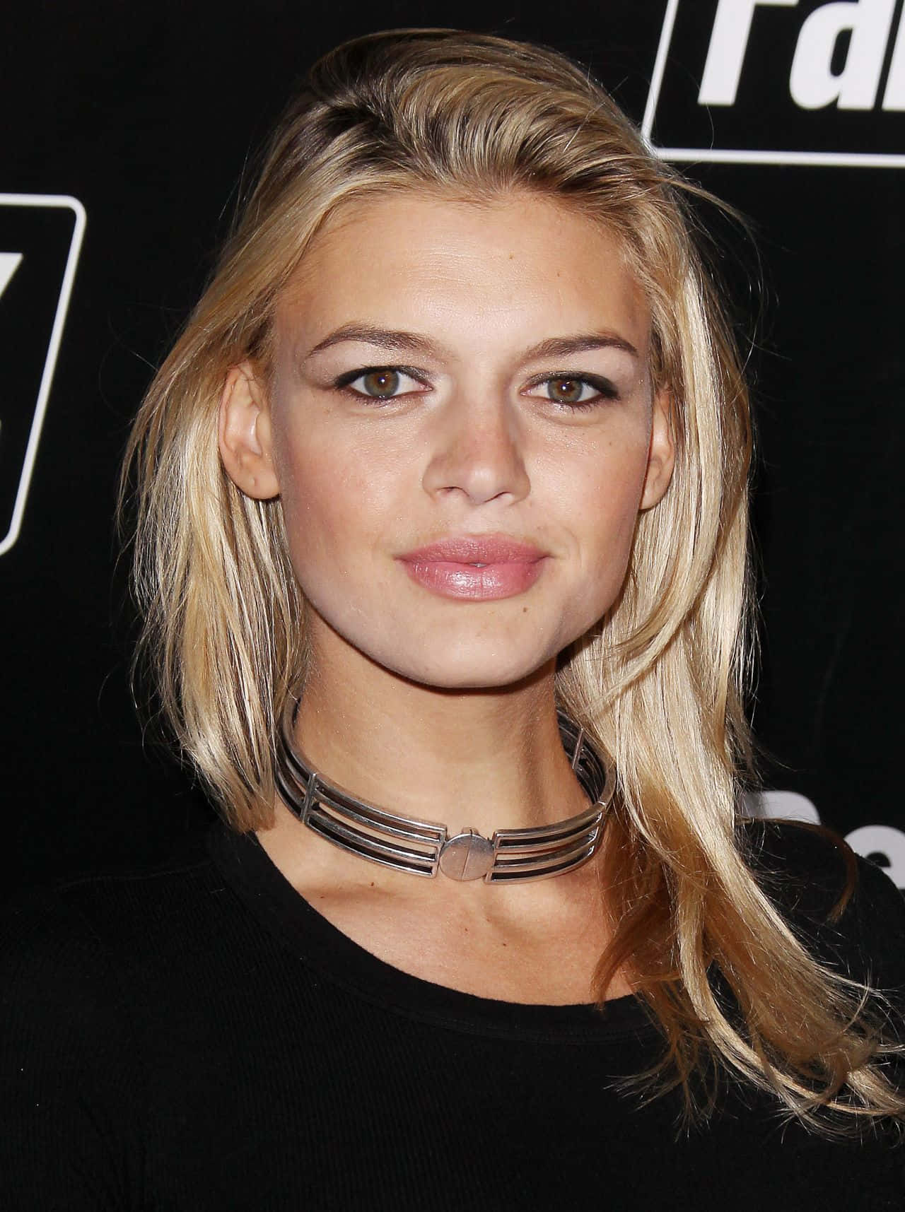 Kelly Rohrbach, silver choker necklace, black top, HD Phone Wallpaper