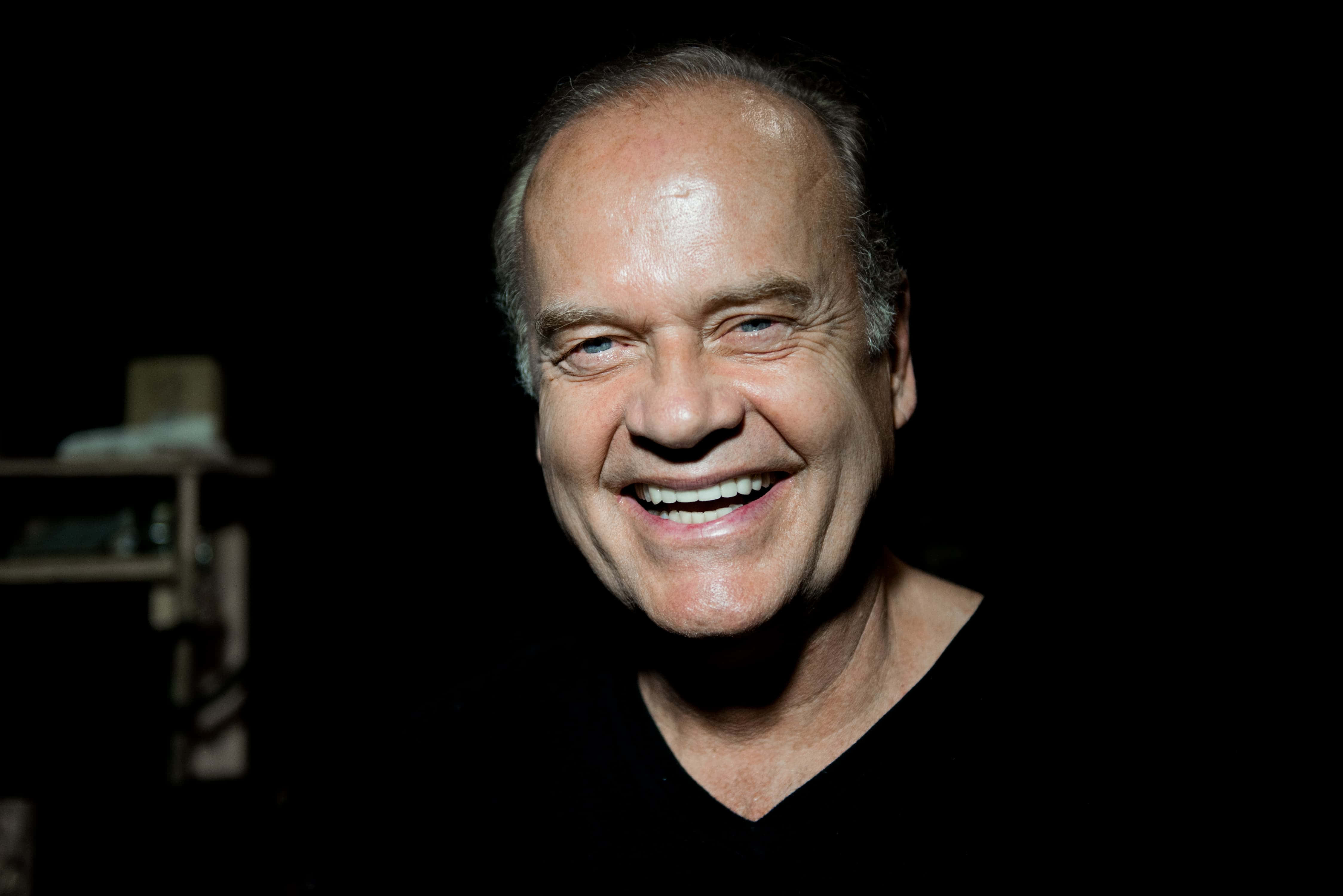 Kelsey Grammer, white hair, stark black background, 4K Desktop Wallpaper