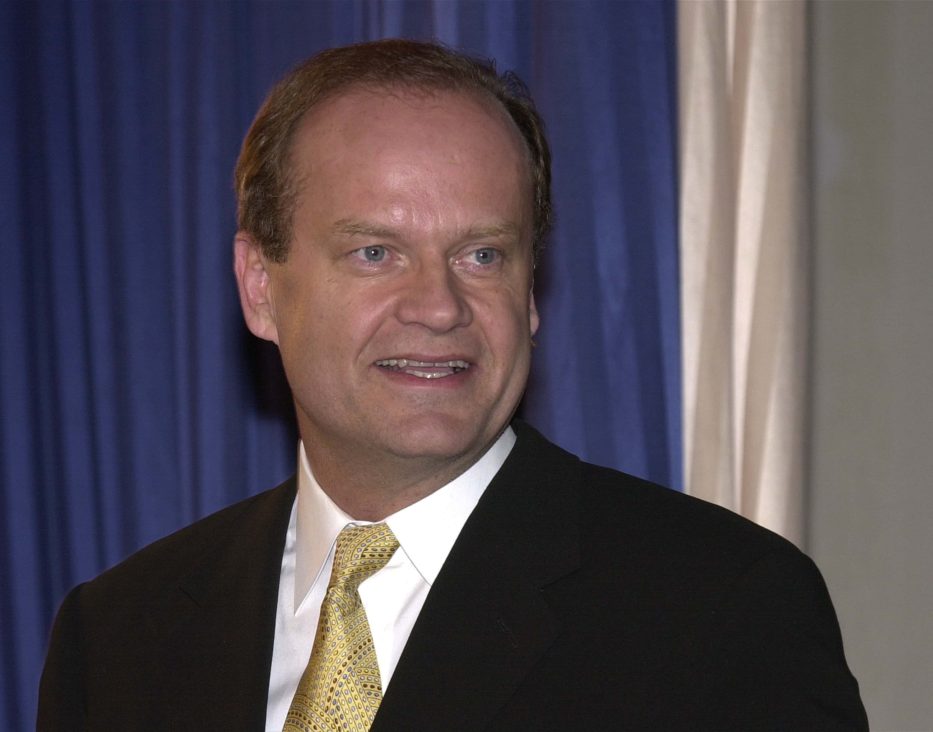 Kelsey Grammer, black suit, gold tie, 2K Desktop Wallpaper