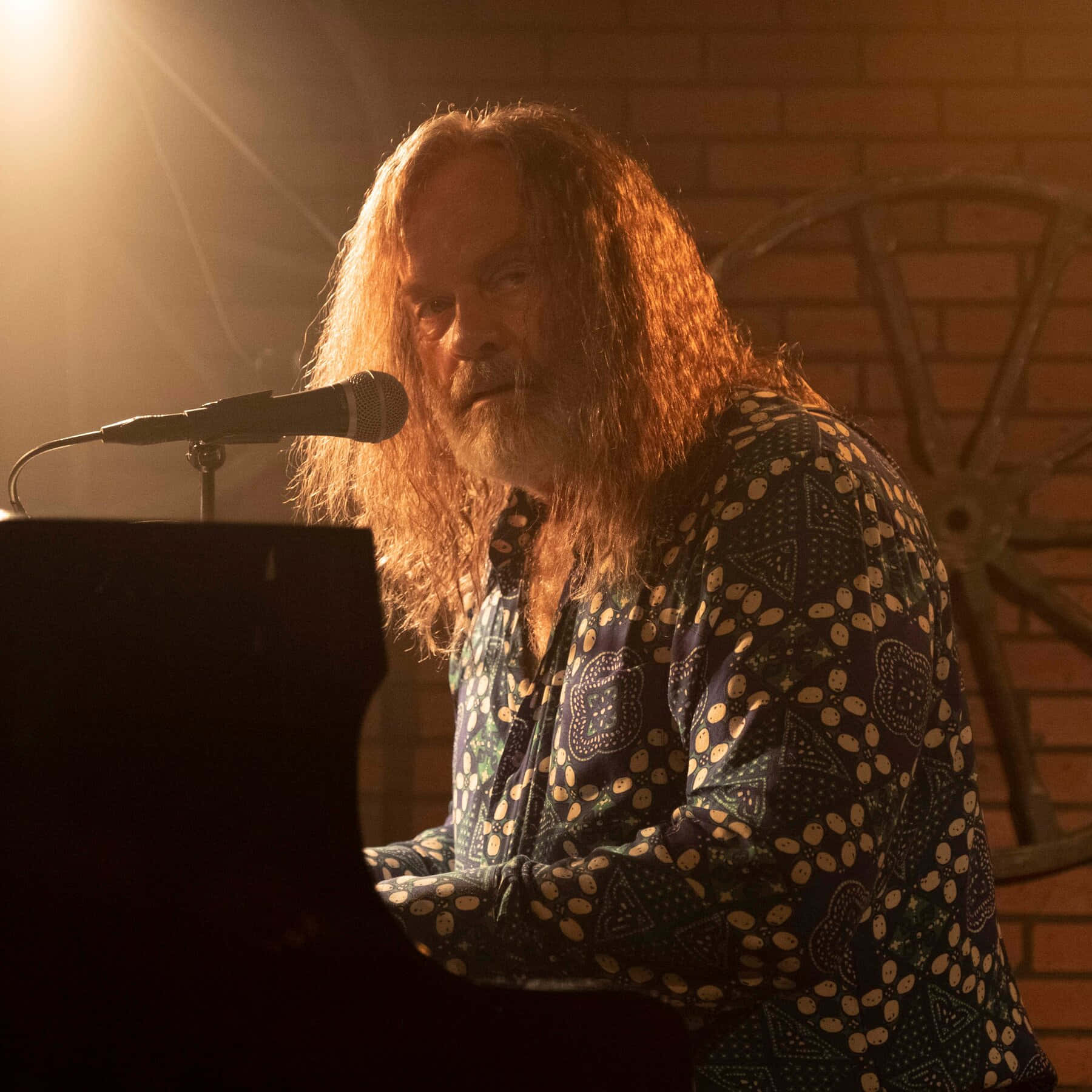 Kelsey Grammer, piano, warm stage light, HD Desktop Wallpaper
