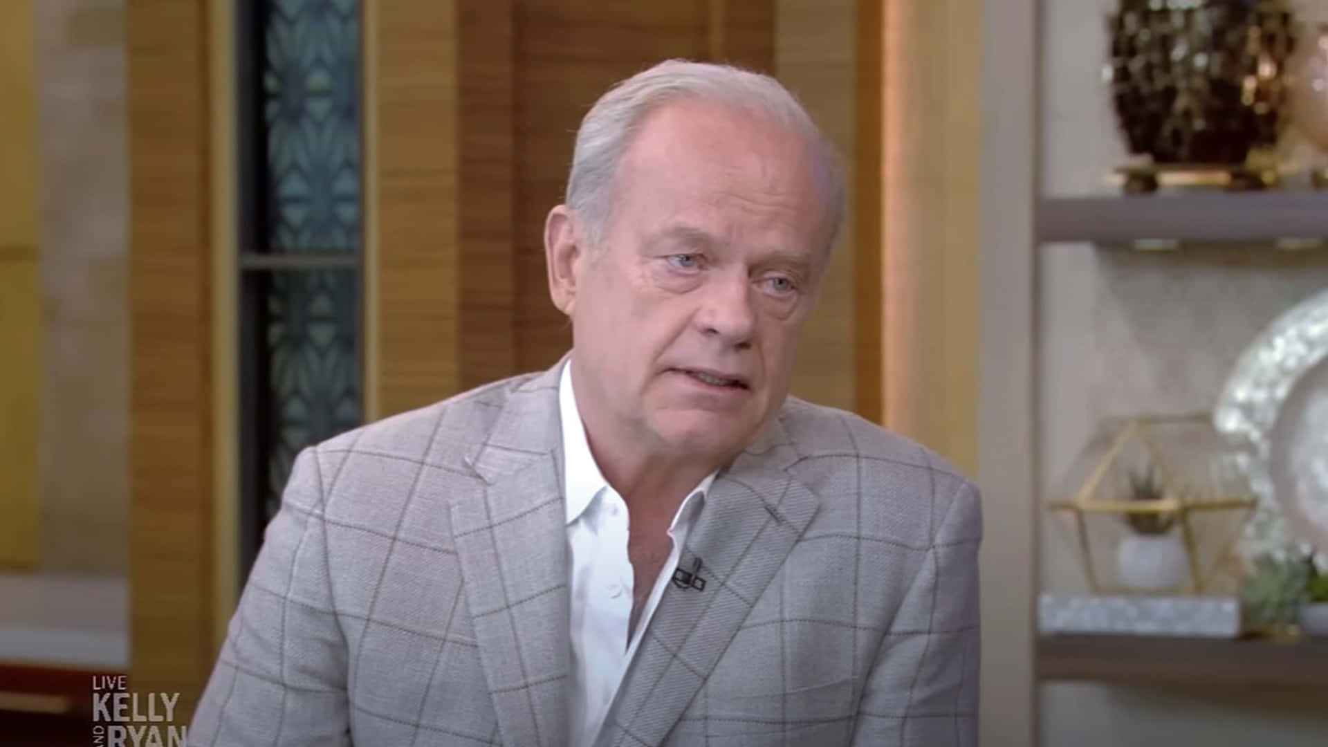 Kelsey Grammer, gray checkered suit, warmly lit studio, Full HD Desktop Wallpaper