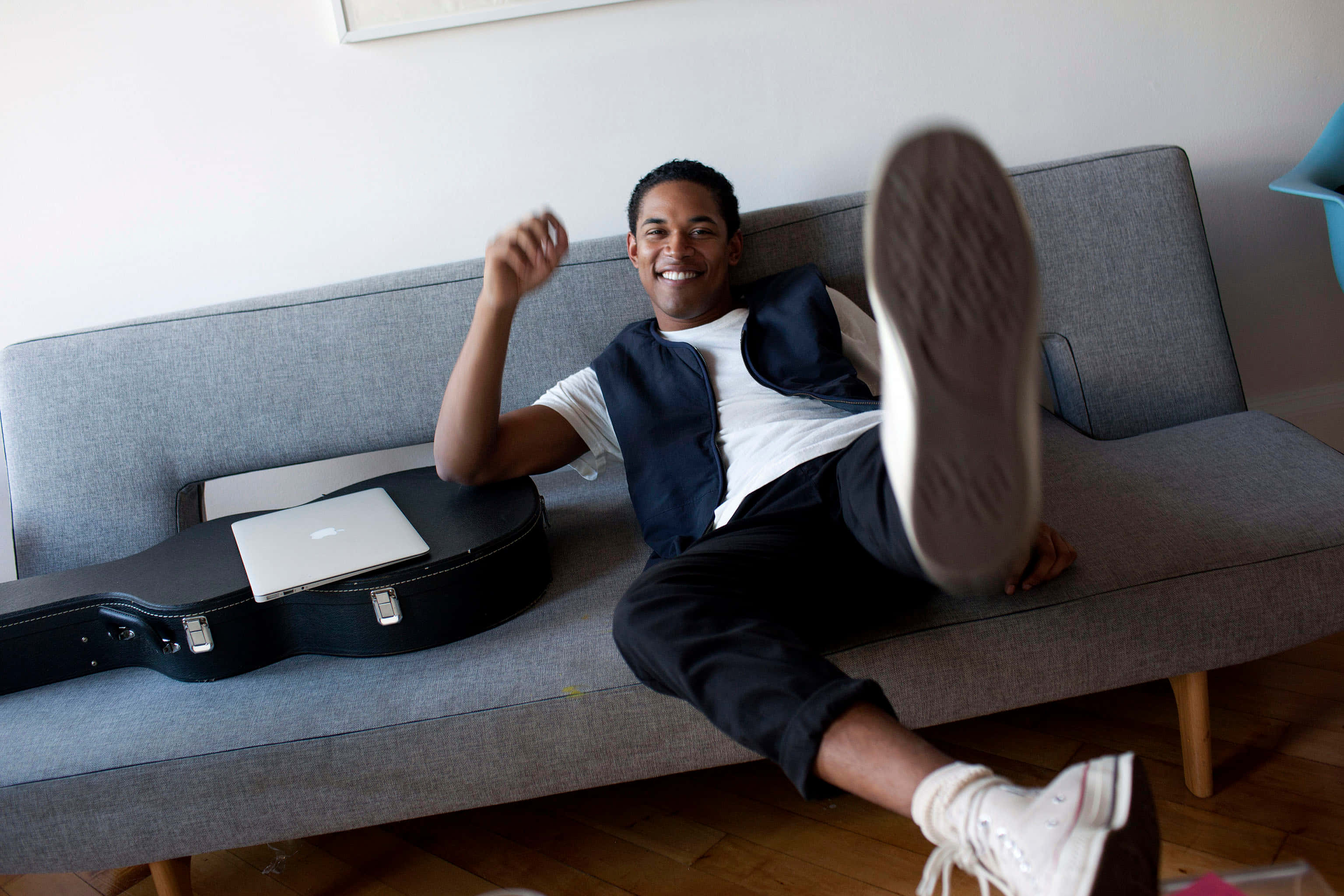 Kelvin Harrison Jr, gray couch, guitar case, 2K Desktop Wallpaper