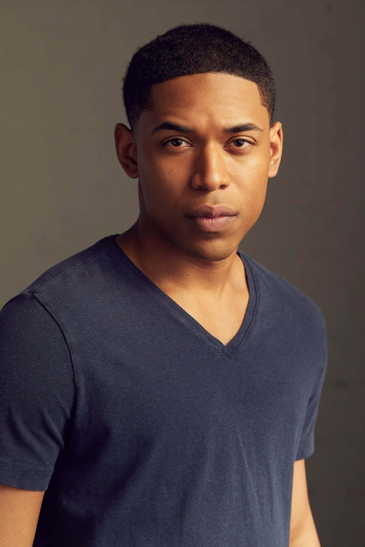 Kelvin Harrison Jr, navy blue v-neck t-shirt, muted gray studio background, HD Phone Wallpaper
