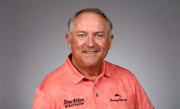 Ken Duke, coral polo shirt, gray studio background, SD Desktop Wallpaper