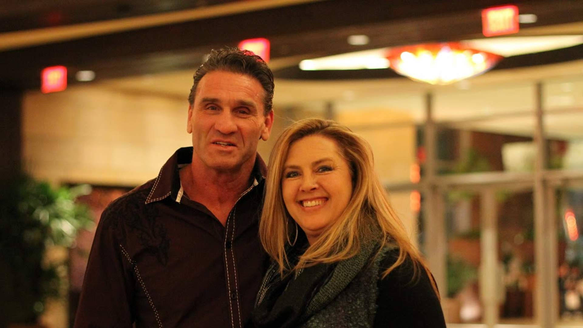 Ken Shamrock, wife, indoor lobby, Full HD Desktop Wallpaper