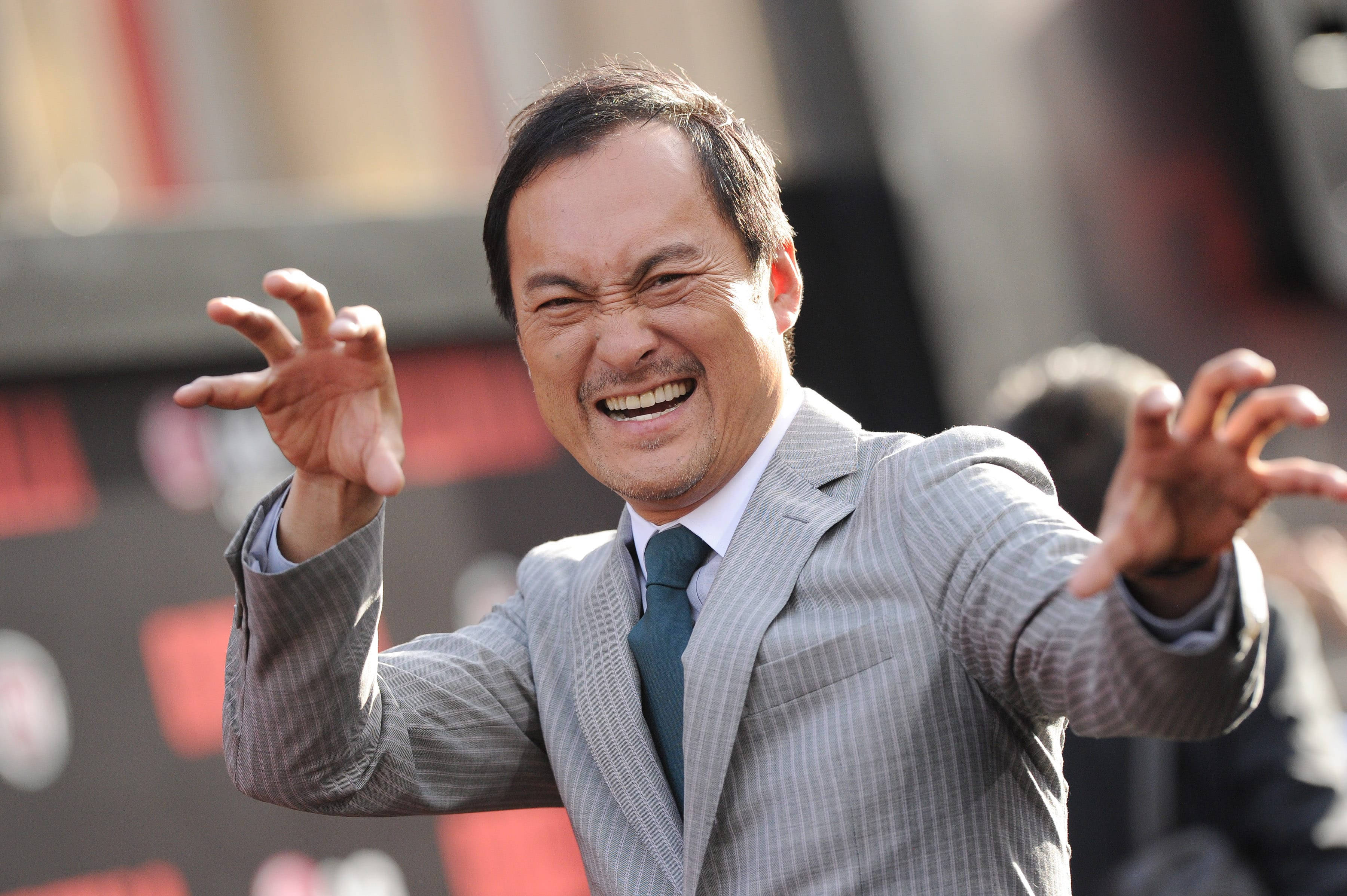 Ken Watanabe, pinstripe suit, red carpet, 2K Desktop Wallpaper