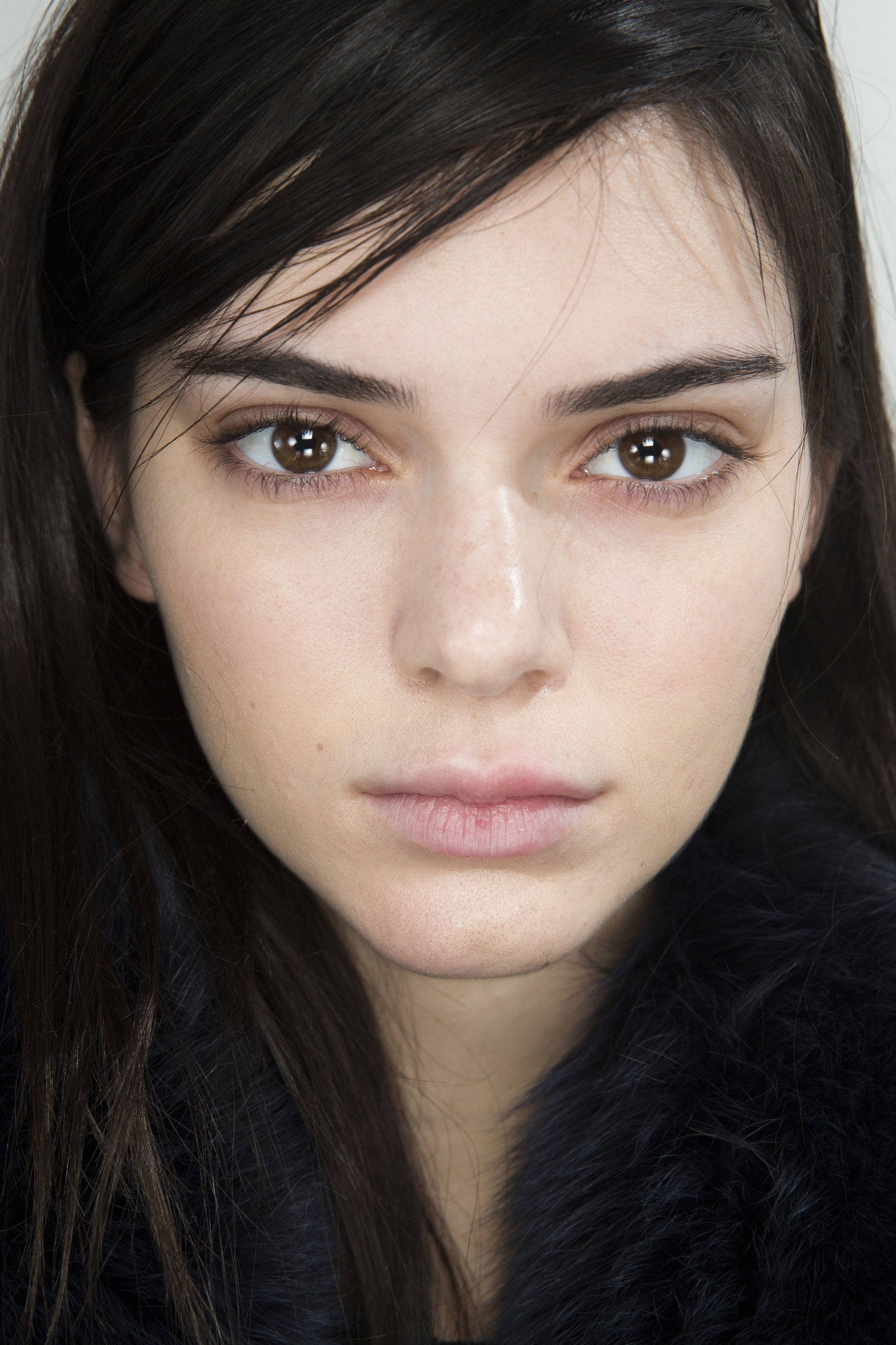 Kendall Jenner, bare face, dark hair, 2K Phone Wallpaper