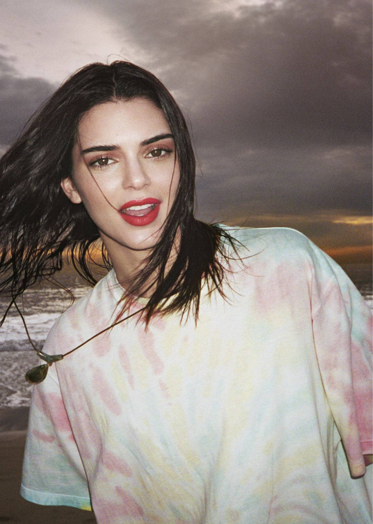 Kendall Jenner, tie dye shirt, beach, HD Phone Wallpaper