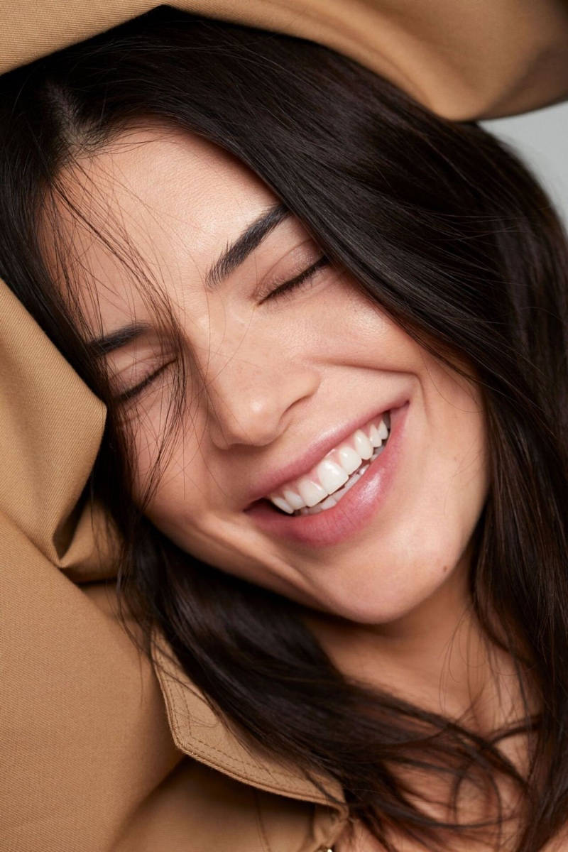 Kendall Jenner, dark hair, closed eyes, SD Phone Wallpaper
