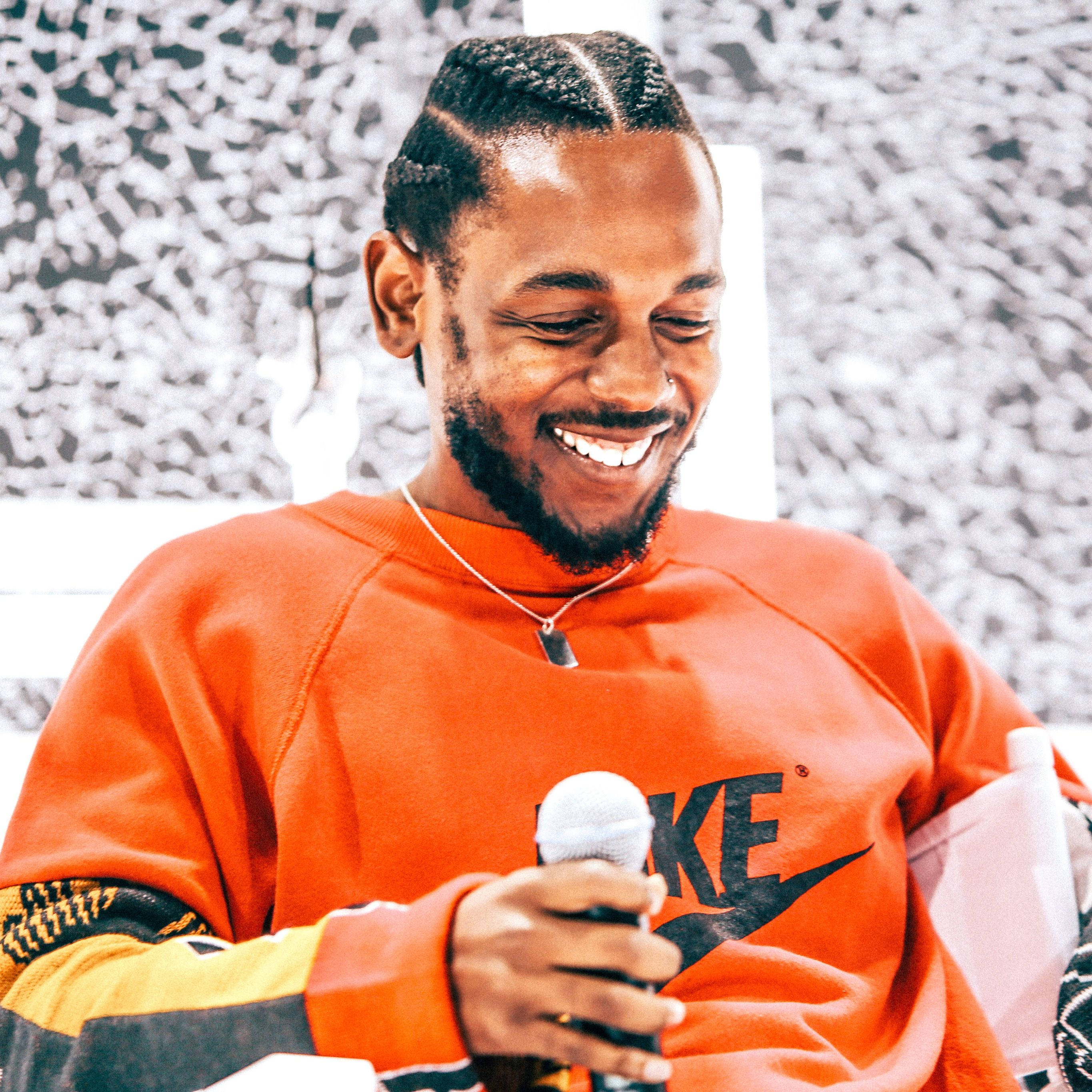 Kendrick Lamar, mic, orange Nike sweatshirt, 2K Desktop Wallpaper