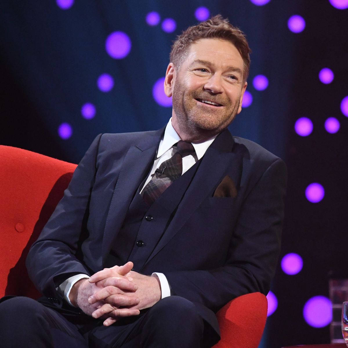 Kenneth Branagh, dark suit, red chair, SD Desktop Wallpaper