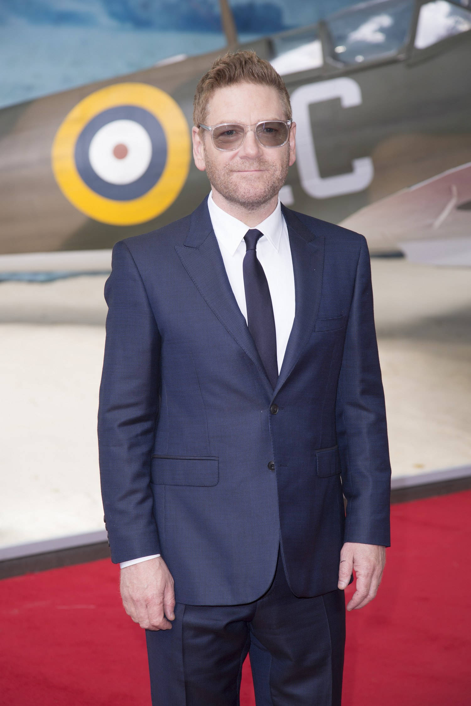 Kenneth Branagh, red carpet, navy suit, Full HD Phone Wallpaper
