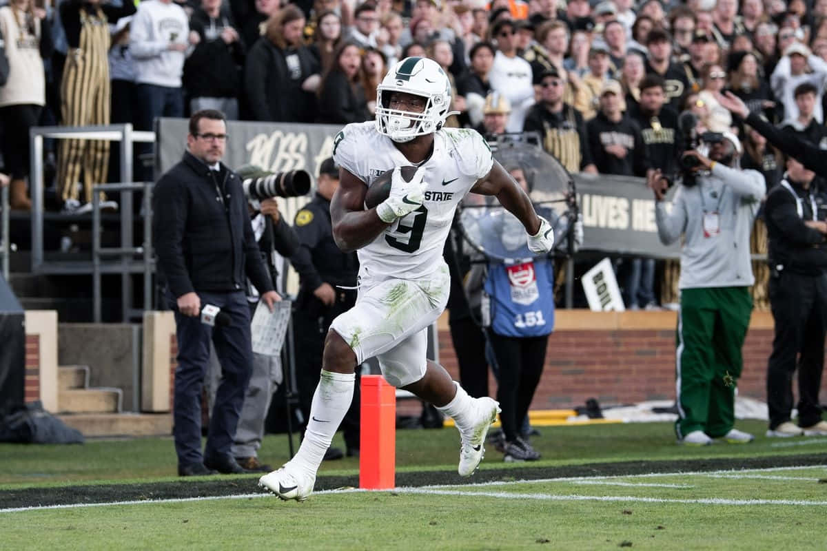 Kenneth Walker III, white uniform, orange pylon, SD Desktop Wallpaper