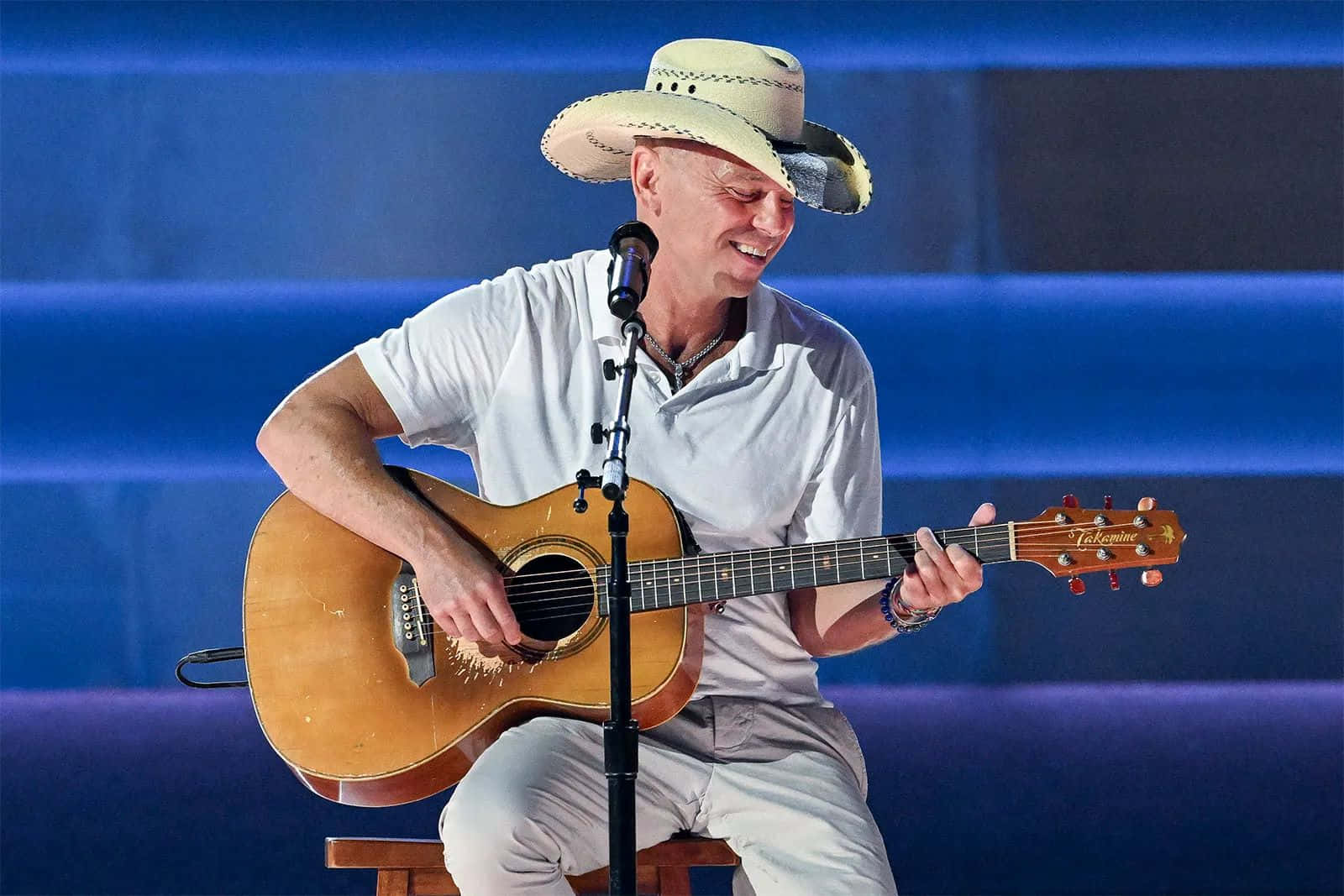 Kenny Chesney, straw cowboy hat, sun-bleached acoustic guitar, HD Desktop Wallpaper