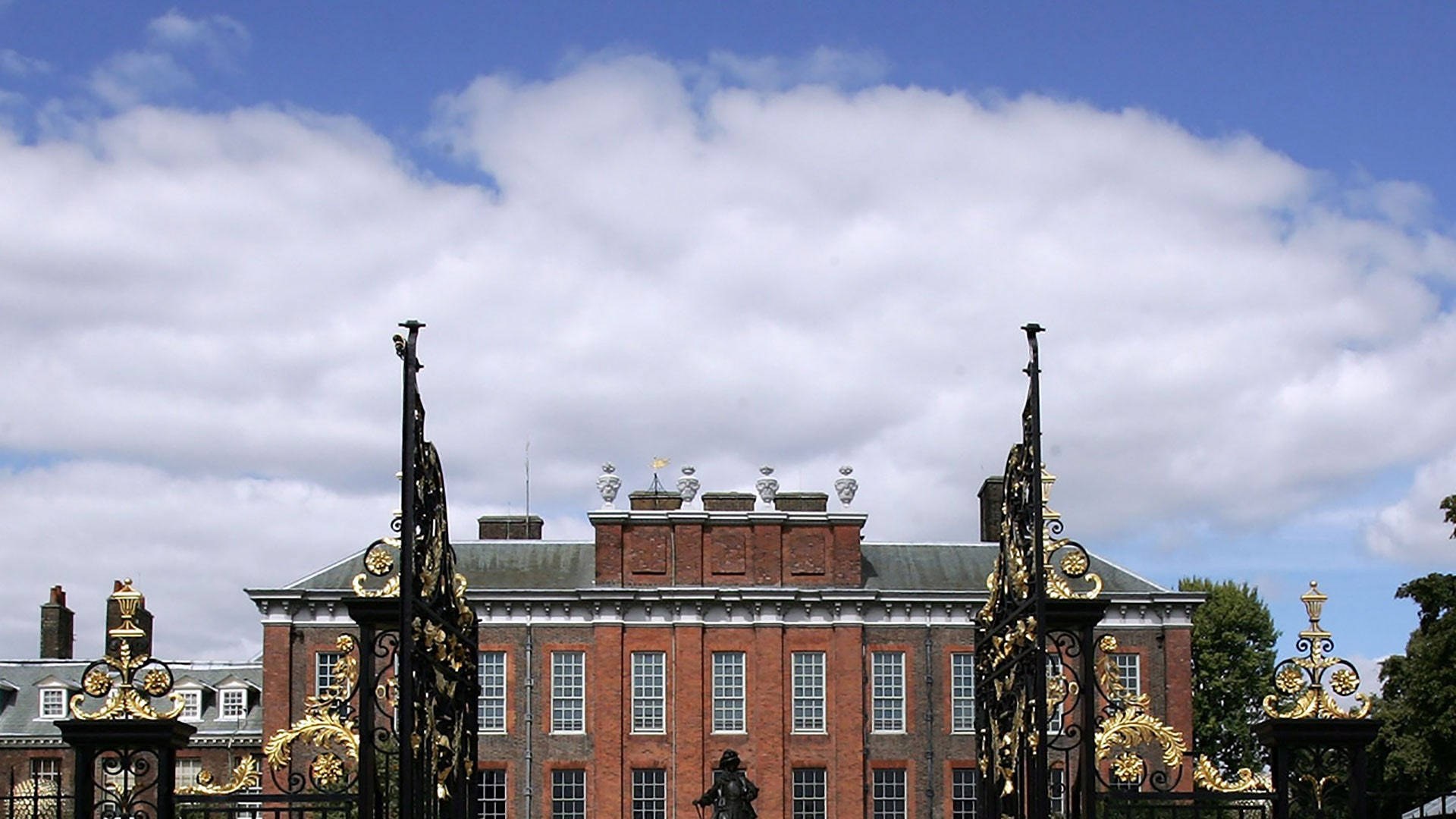 Kensington Palace, red brick, ornate black and gold gates, Full HD Desktop Wallpaper