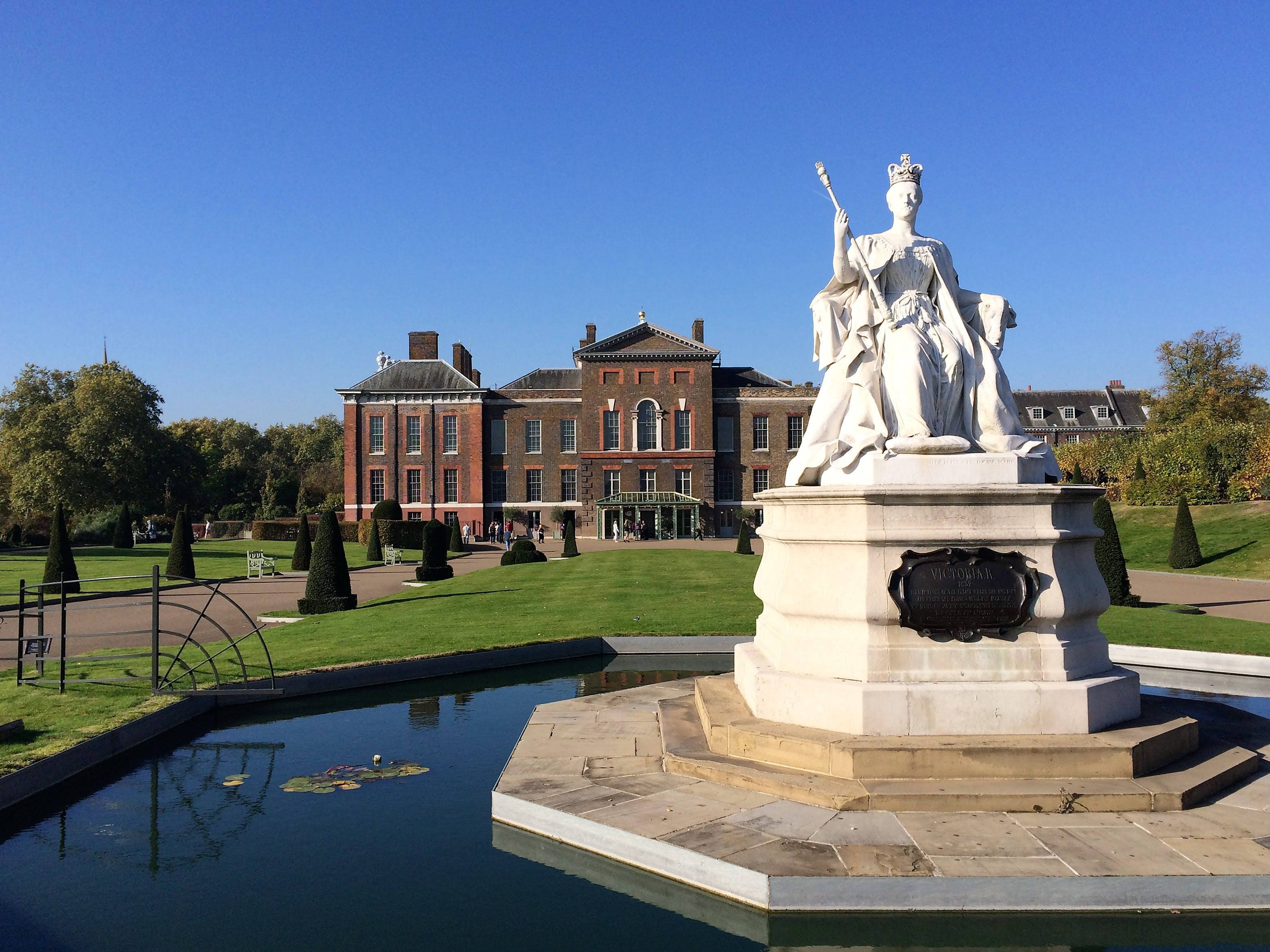 Kensington Palace, statue, pond, 2K Desktop Wallpaper