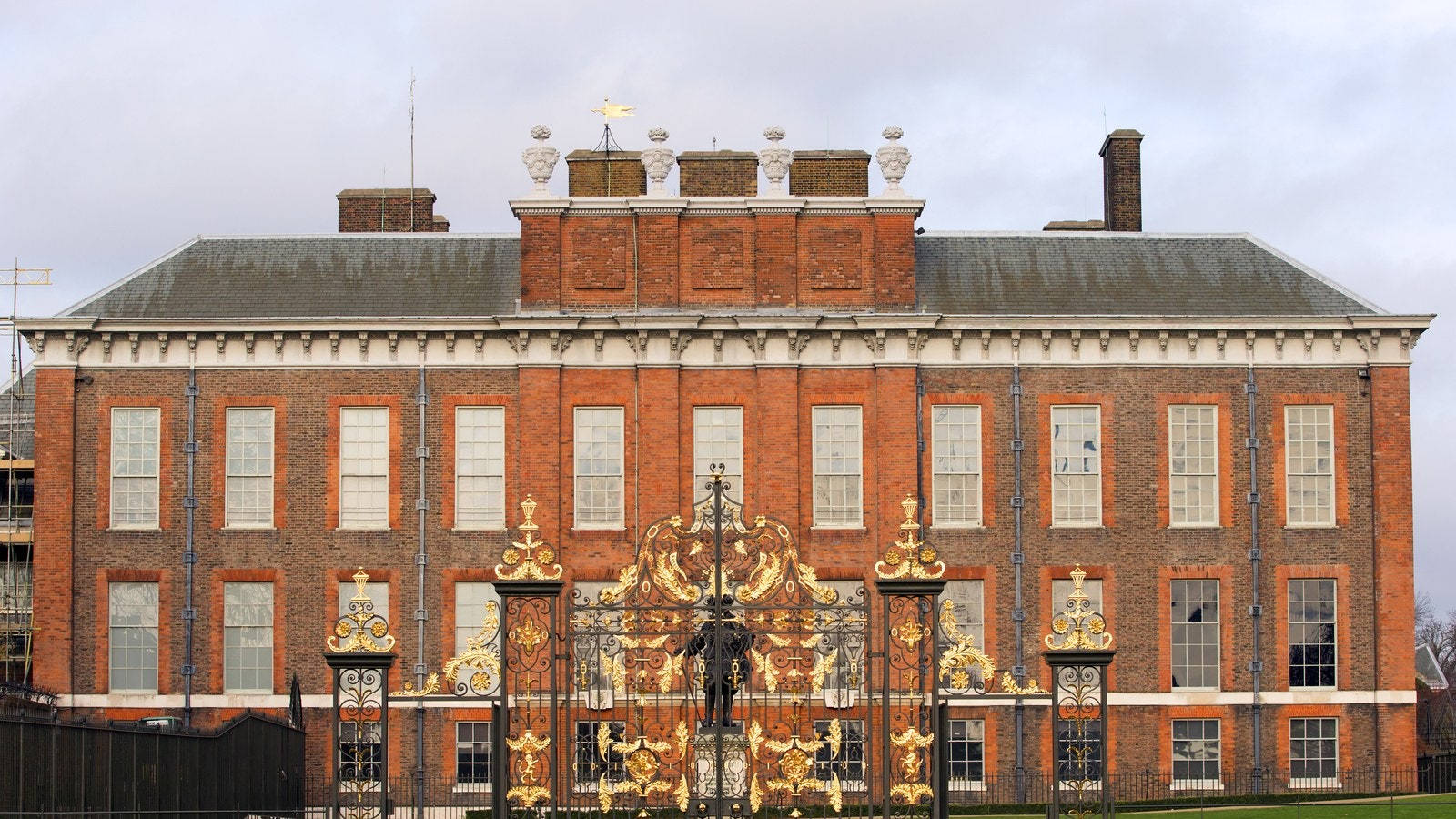 Kensington Palace, red brick, ornate golden gates, HD Desktop Wallpaper