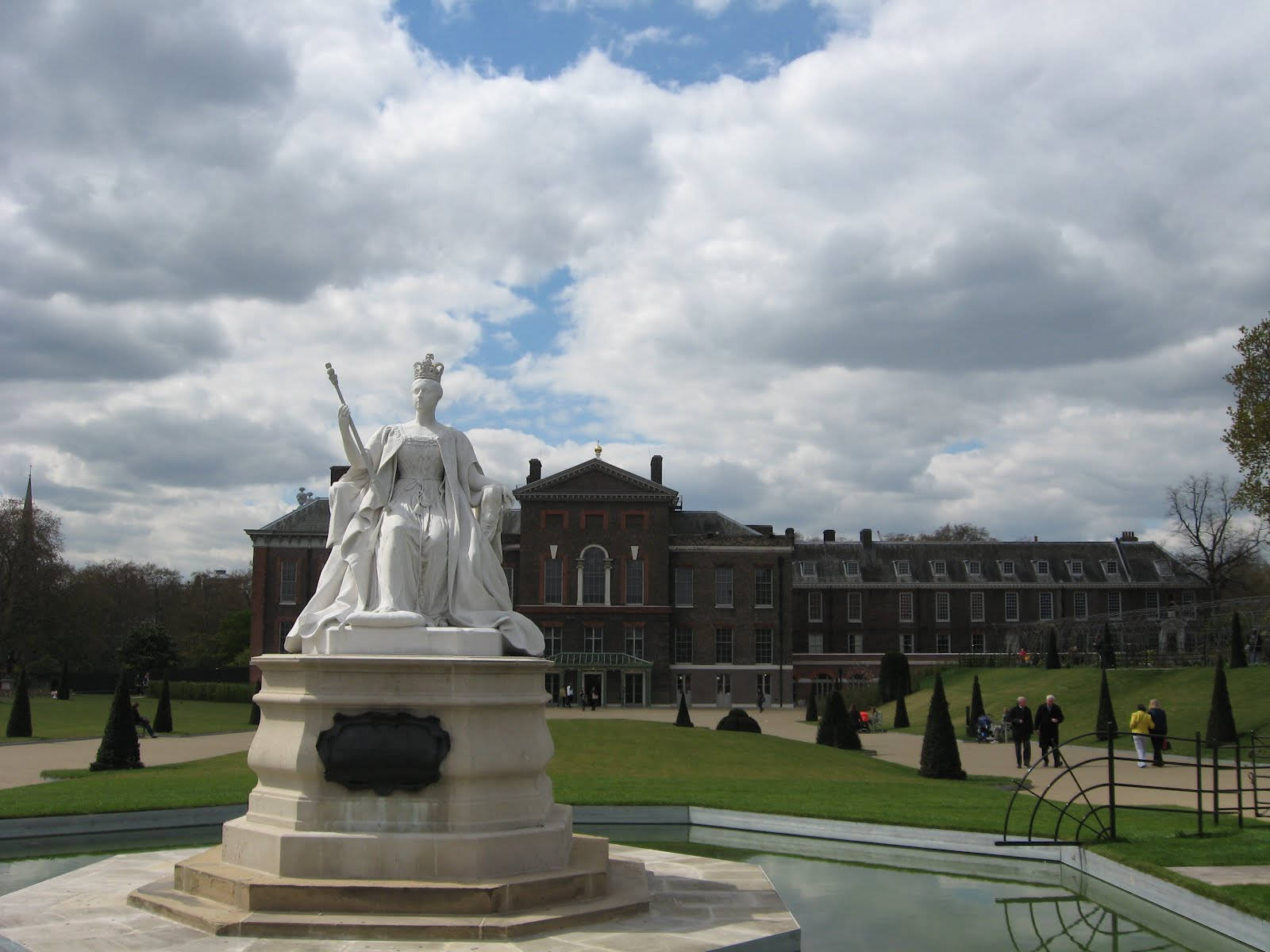 Kensington Palace, white marble statue, crowned queen, HD Desktop Wallpaper