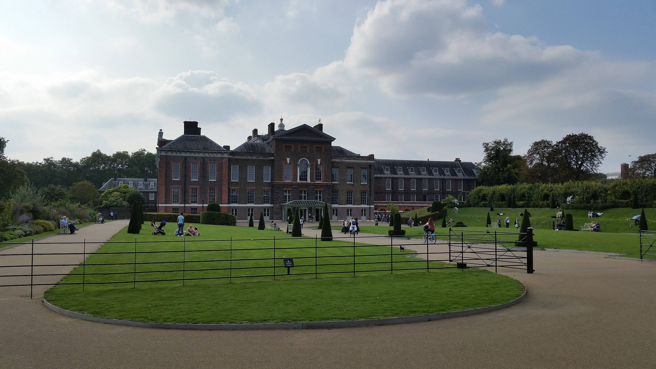 Kensington Palace, red brick mansion, manicured gardens, 2K Desktop Wallpaper