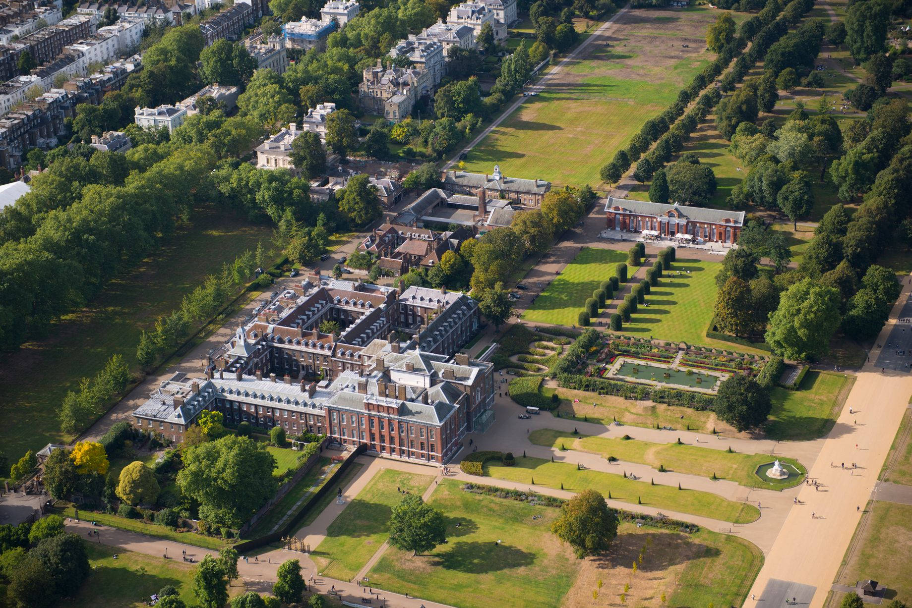Kensington Palace, lush green gardens, manicured lawns, HD Desktop Wallpaper