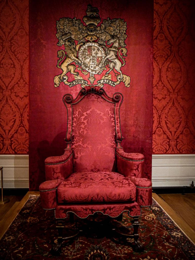 Kensington Palace, red velvet throne chair, ornate carvings, SD Phone Wallpaper