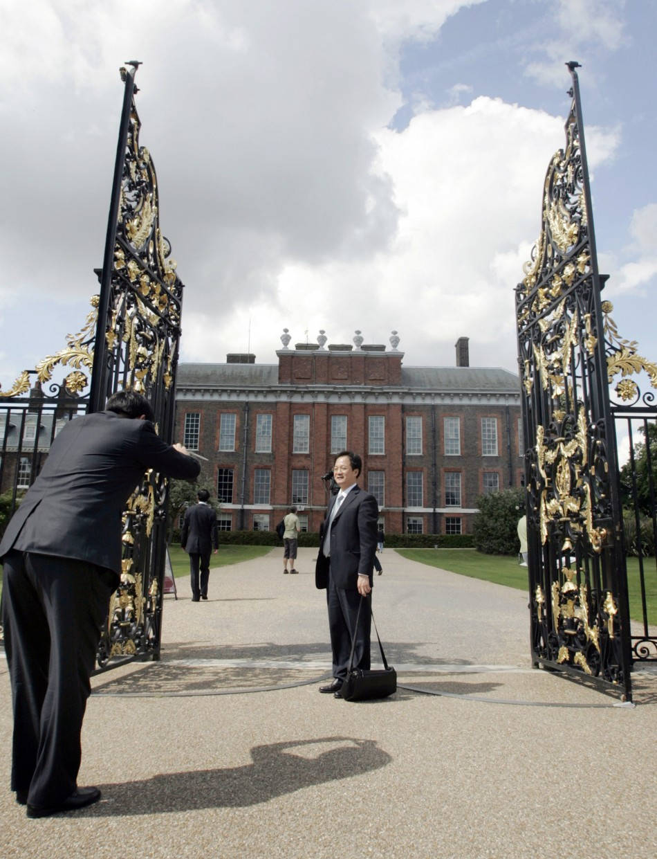Kensington Palace, ornate golden gates, grand brick mansion, SD Phone Wallpaper