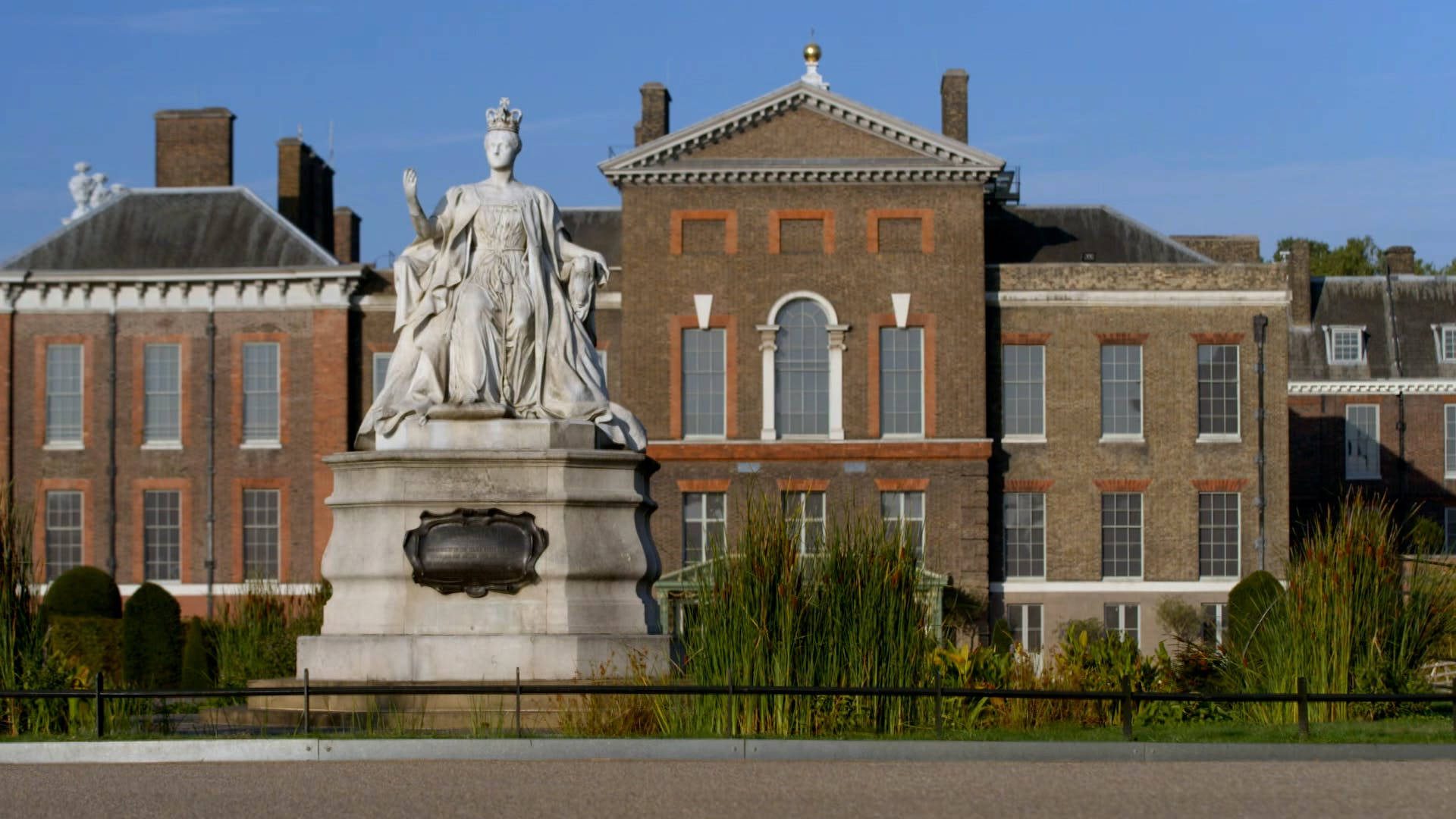 Kensington Palace, white marble statue, crowned queen, Full HD Desktop Wallpaper