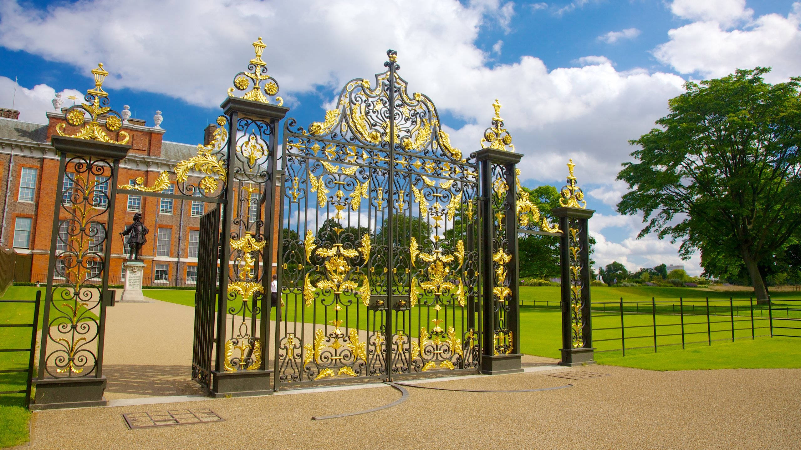 Kensington Palace, black gold gate, red brick mansion, 2K Desktop Wallpaper