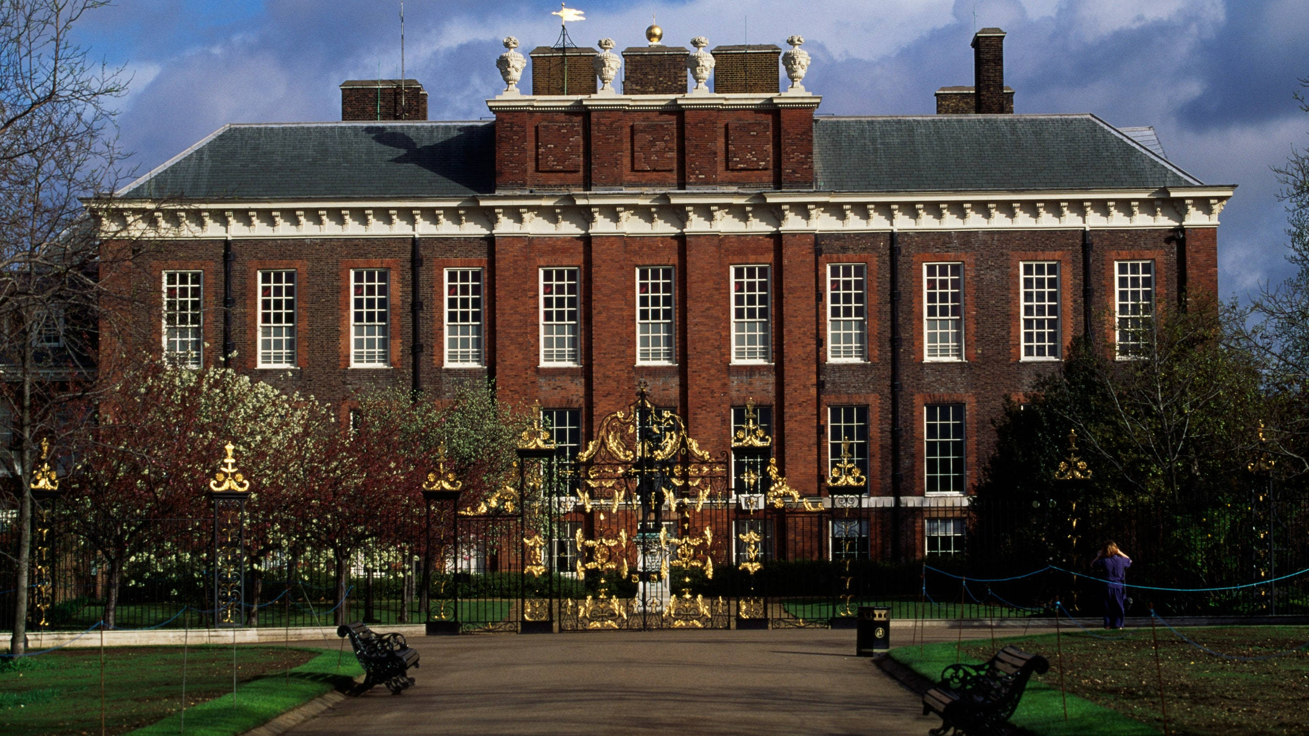 Kensington Palace, dark sky, red brick, 2K Desktop Wallpaper
