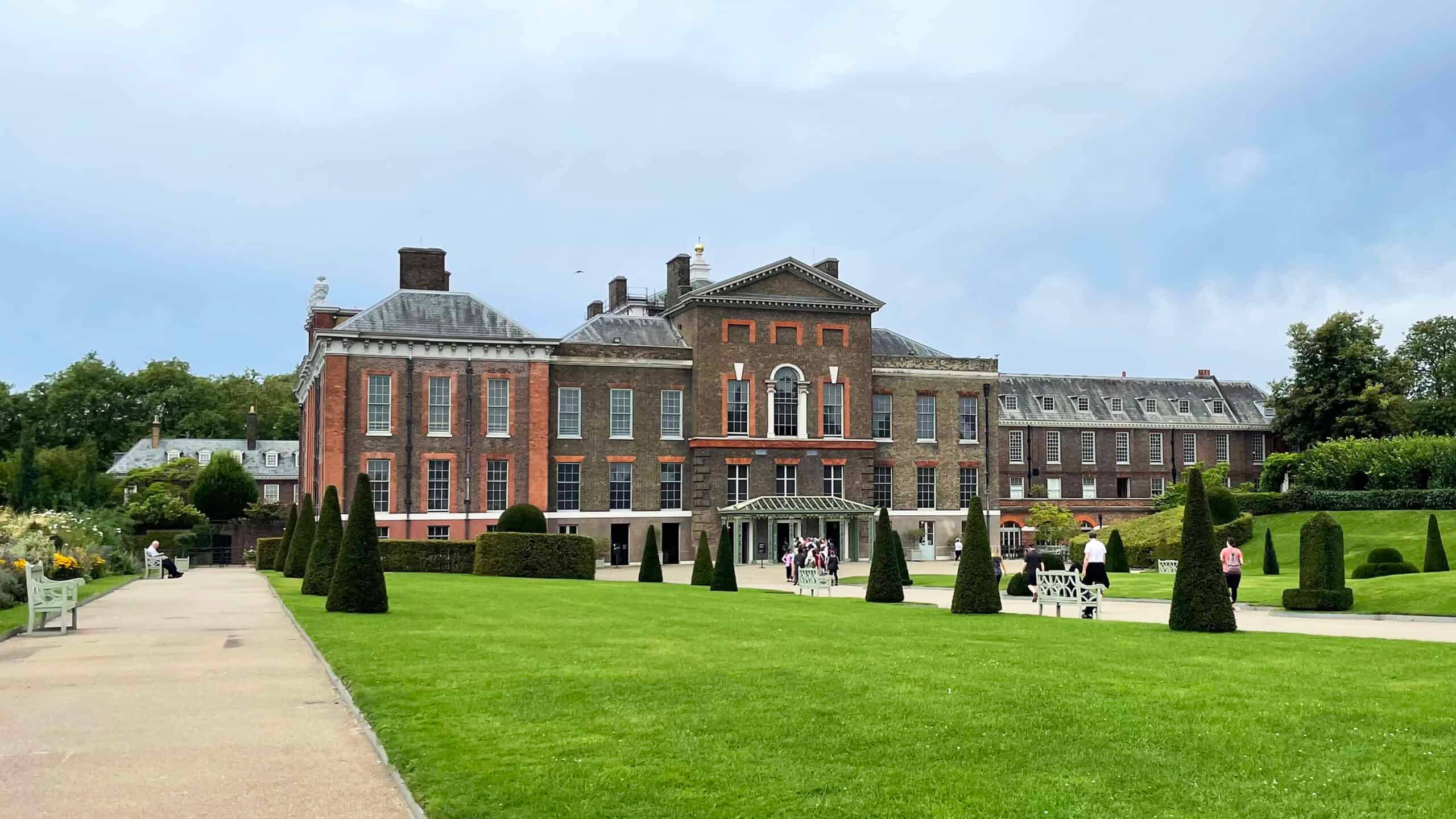 Kensington Palace, historic brick mansion, symmetrical windows, 2K Desktop Wallpaper