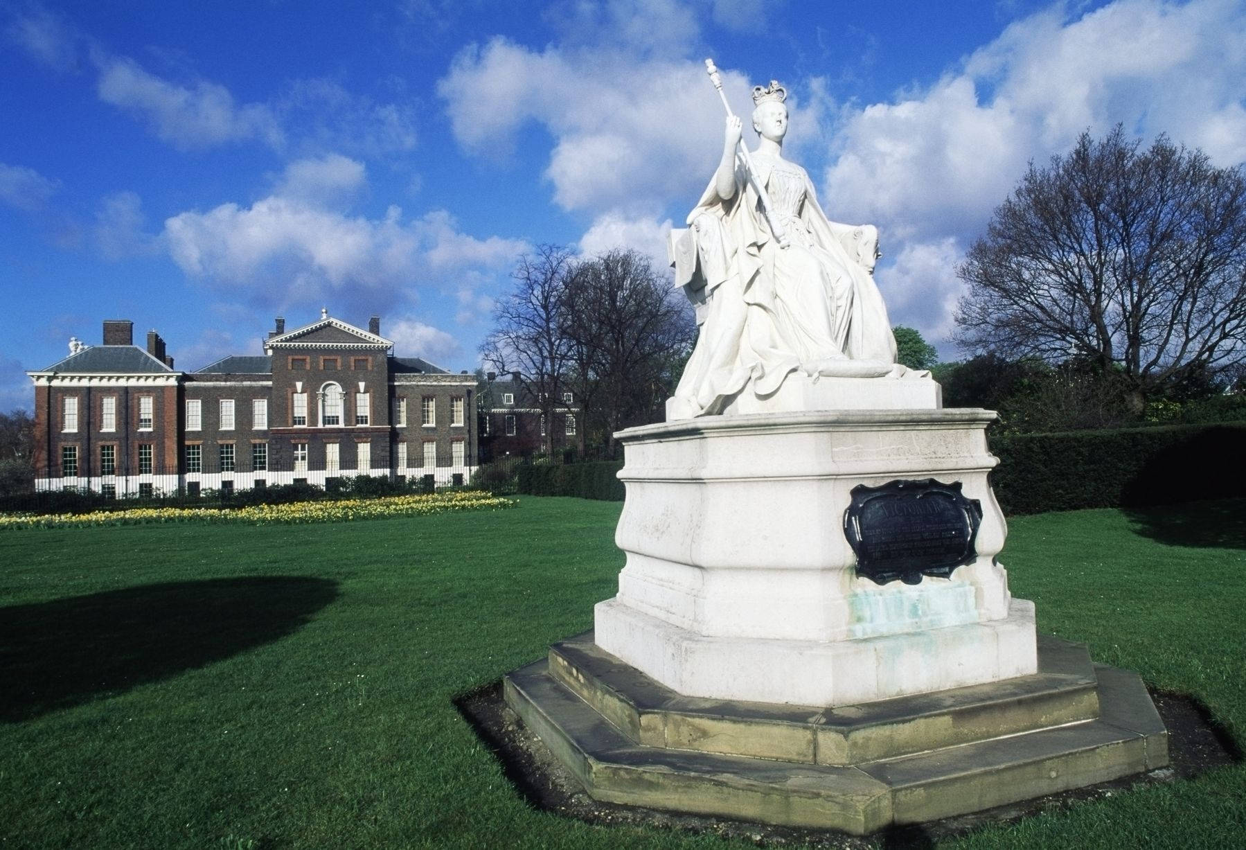 Kensington Palace, white marble statue, crowned queen, HD Desktop Wallpaper