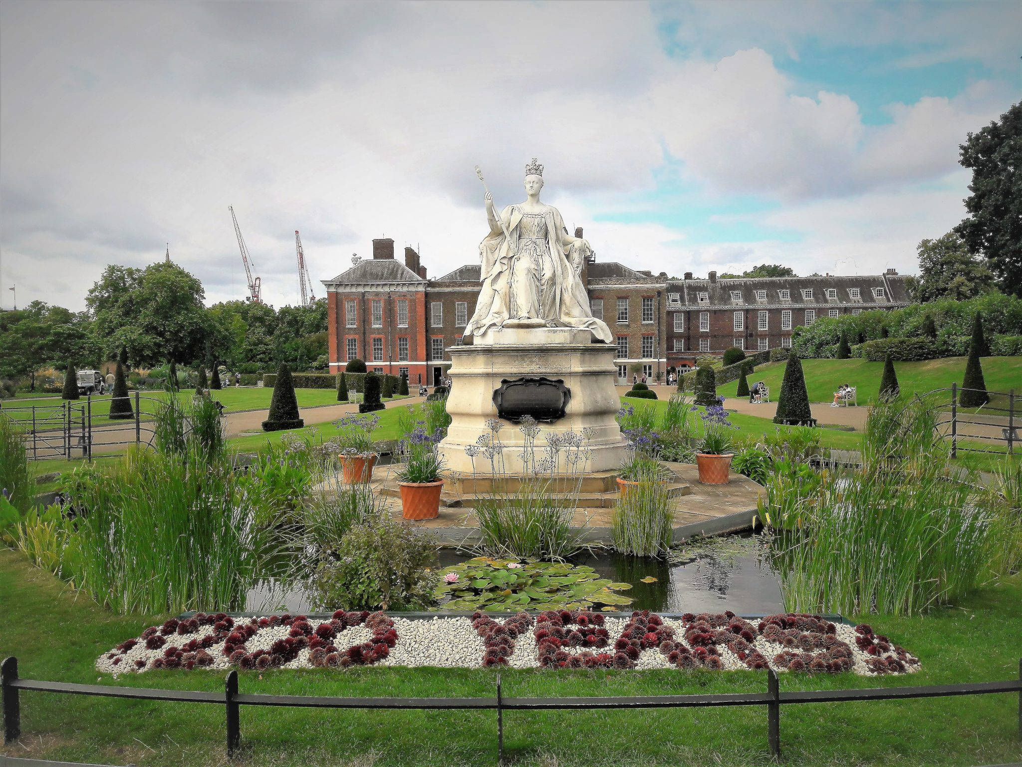 Kensington Palace, crowned queen, formal garden, Full HD Desktop Wallpaper