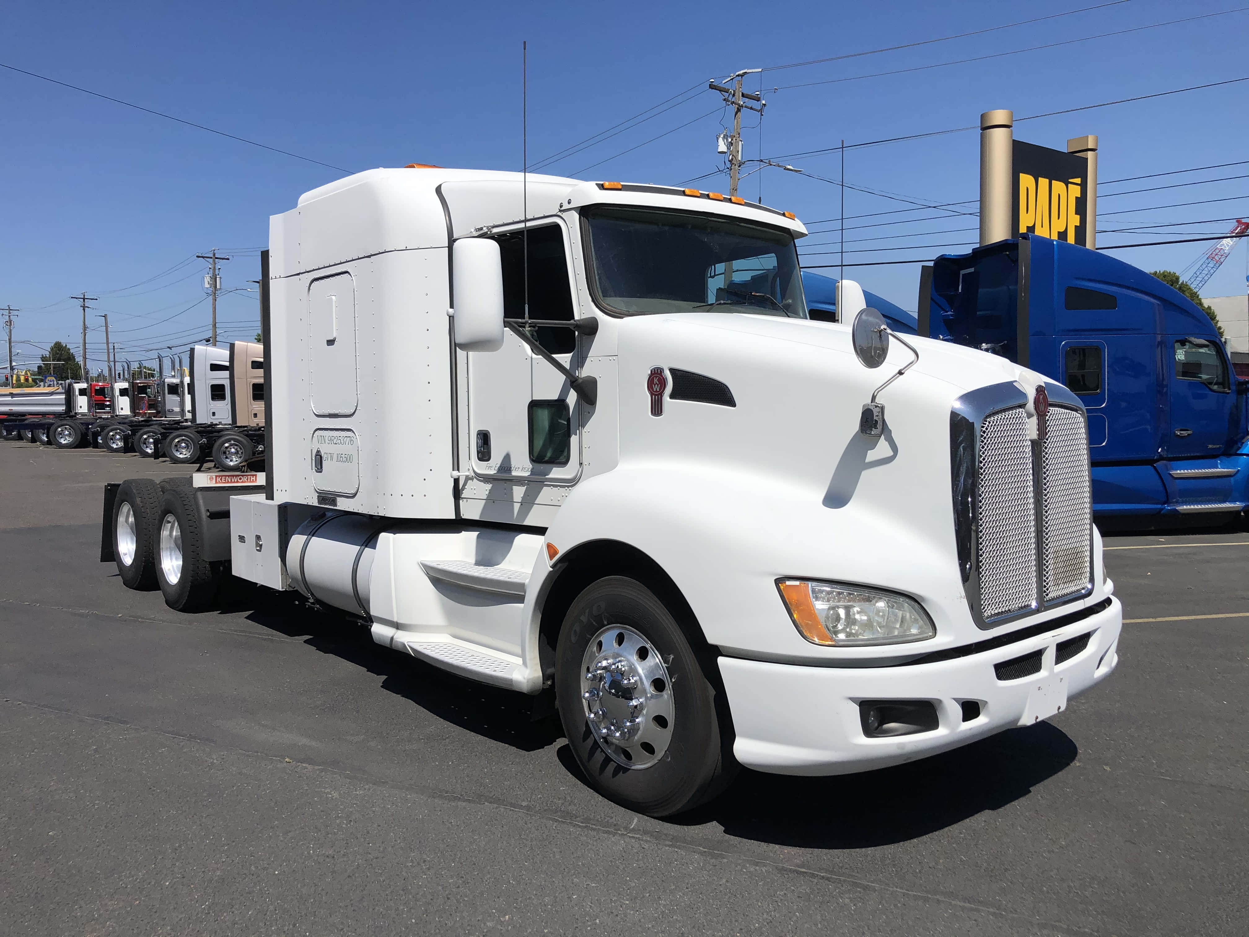 Kenworth T660, pristine white, dealership lot, 4K Desktop Wallpaper