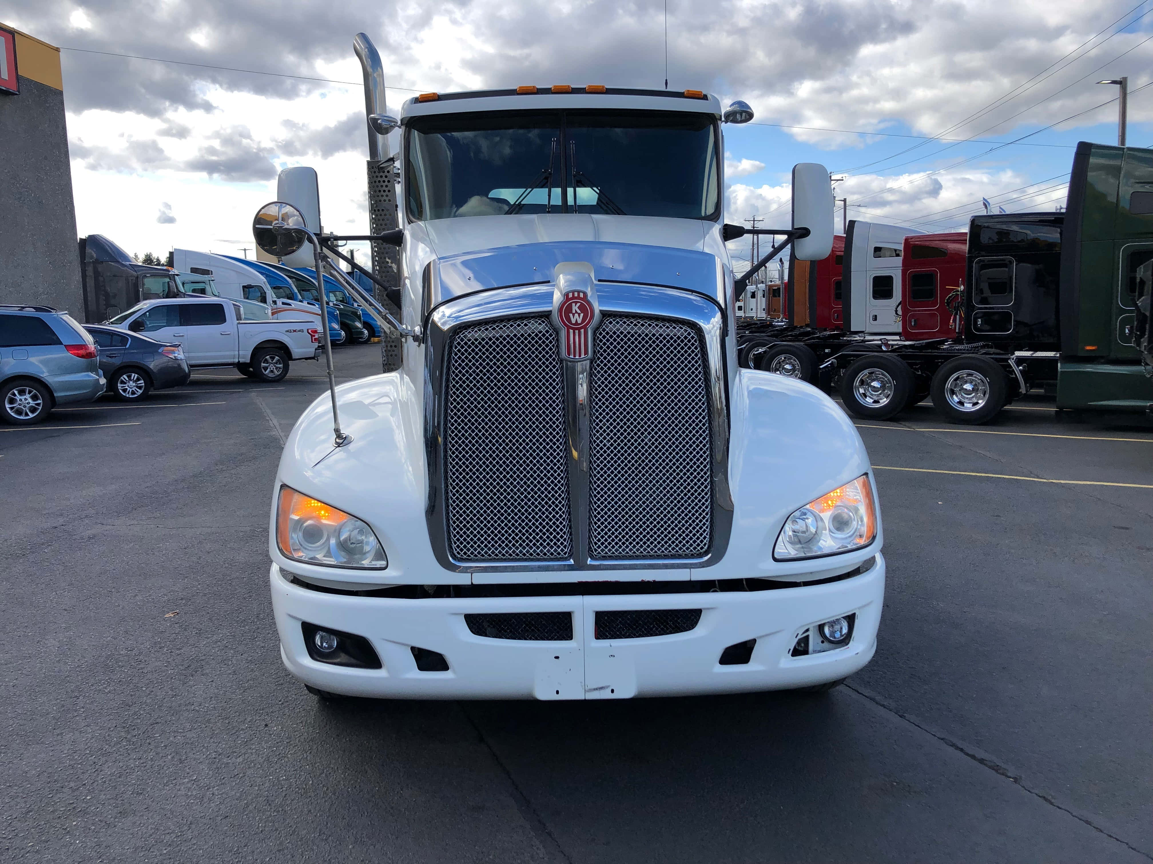 Kenworth T660, pristine white, dealership lot, 4K Desktop Wallpaper