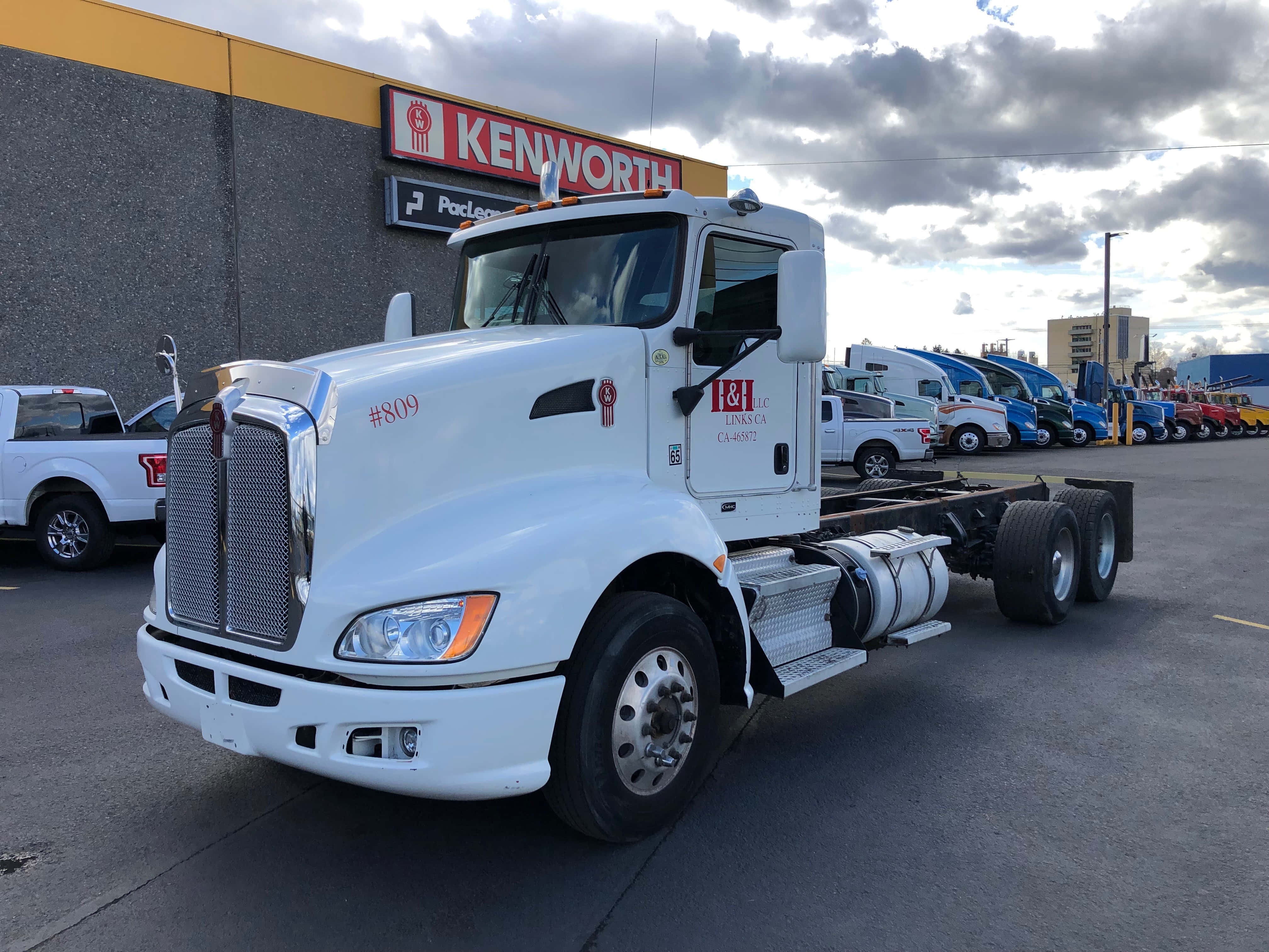 Kenworth T660, white, chrome grille, 4K Desktop Wallpaper