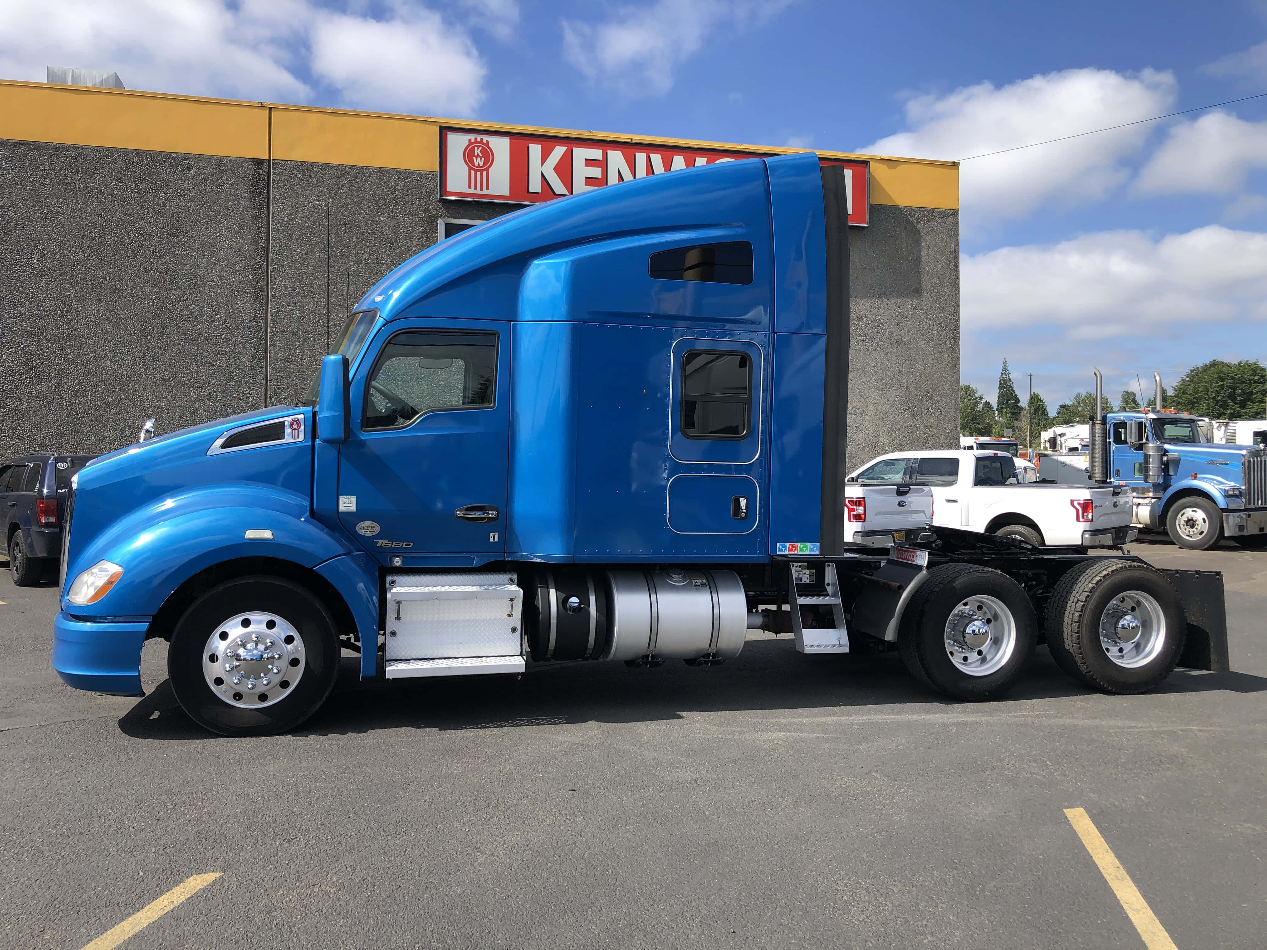 Kenworth T680, vibrant blue, dealership lot, 4K Desktop Wallpaper