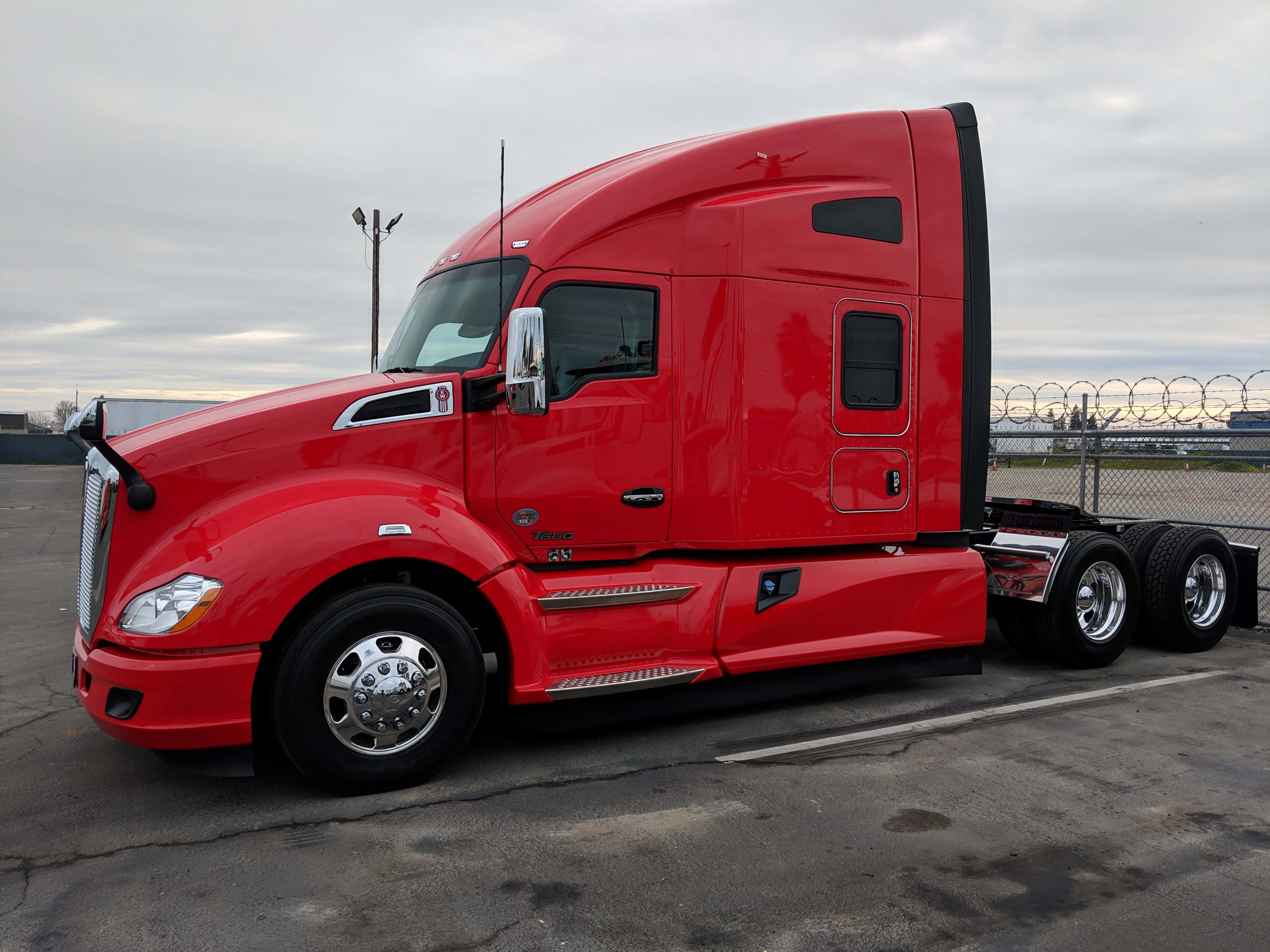 Kenworth T680, glossy red, asphalt, 4K Desktop Wallpaper