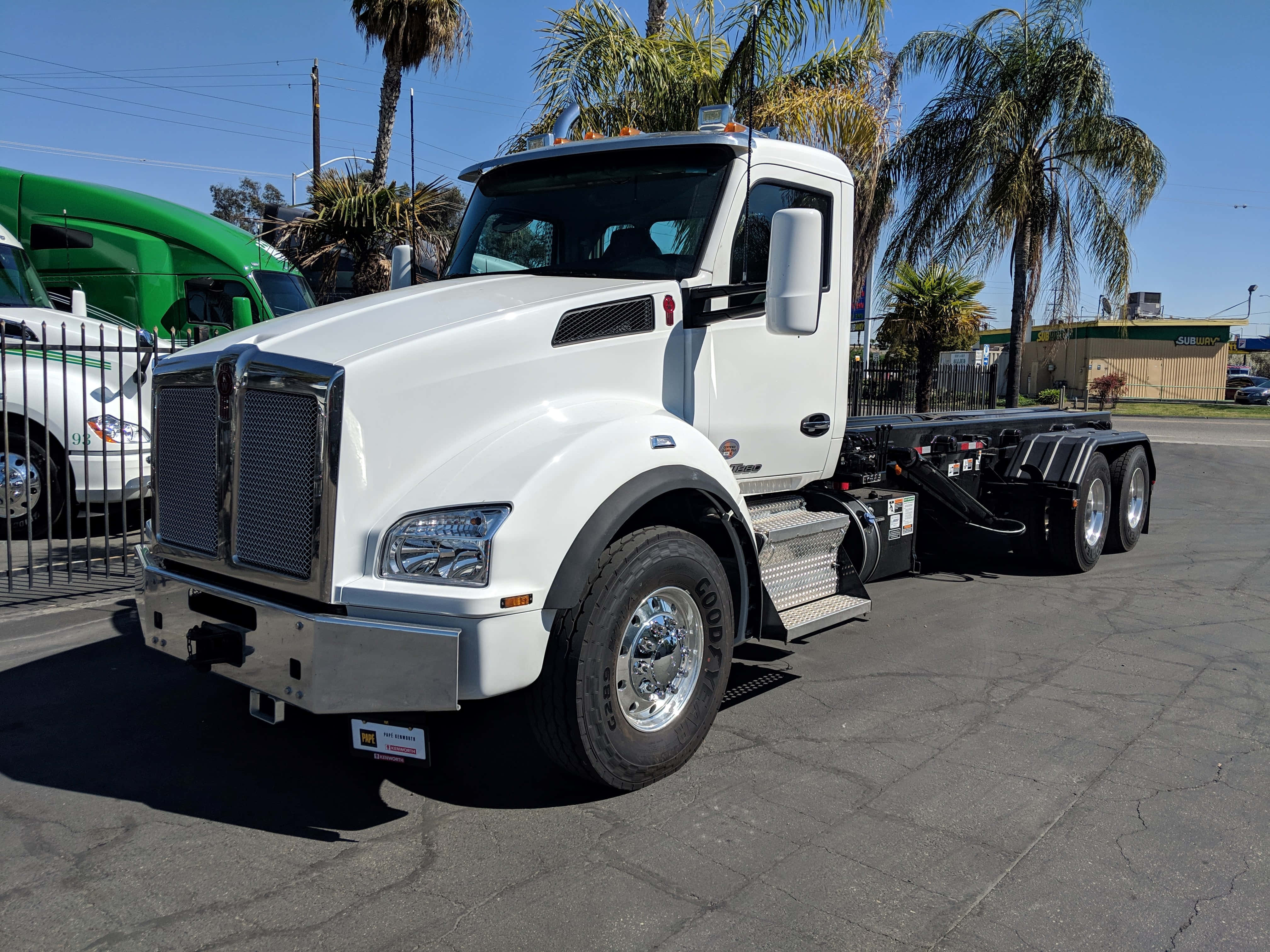 Kenworth T880, pristine white, bright sunlight, 4K Desktop Wallpaper