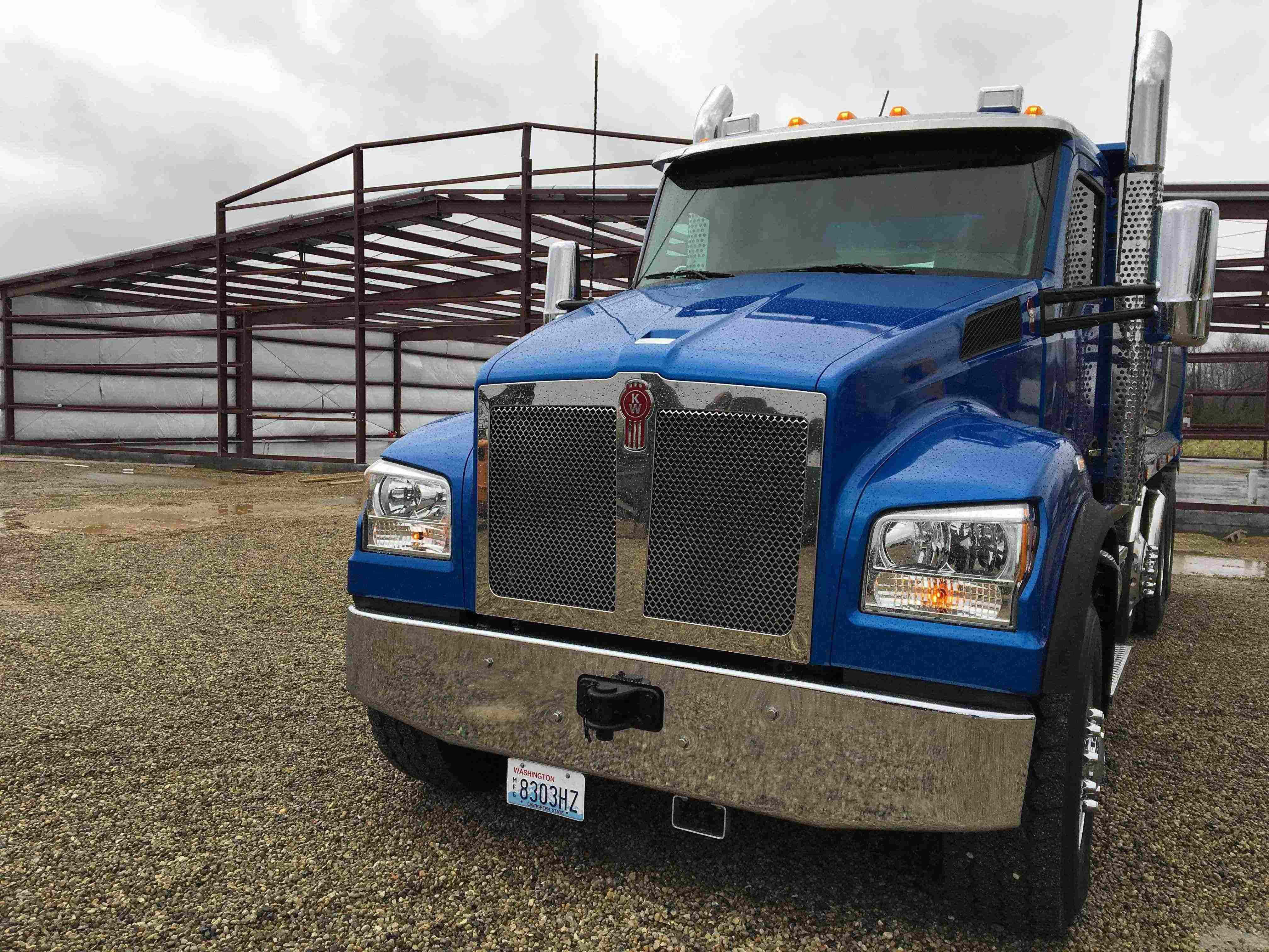 Kenworth T880, vibrant blue, chrome accents, 4K Desktop Wallpaper