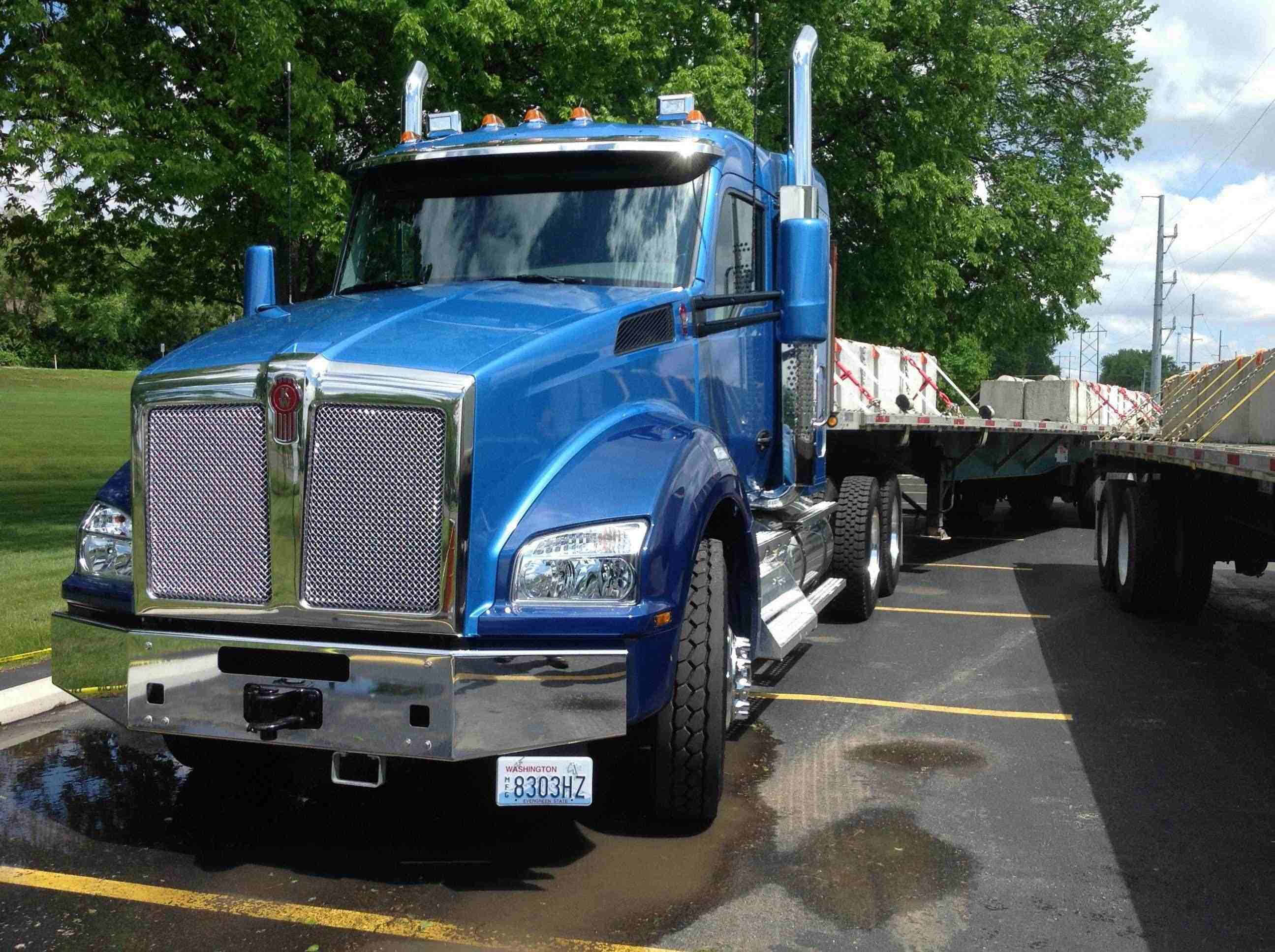 Kenworth T880, shiny blue, chrome grille, 2K Desktop Wallpaper