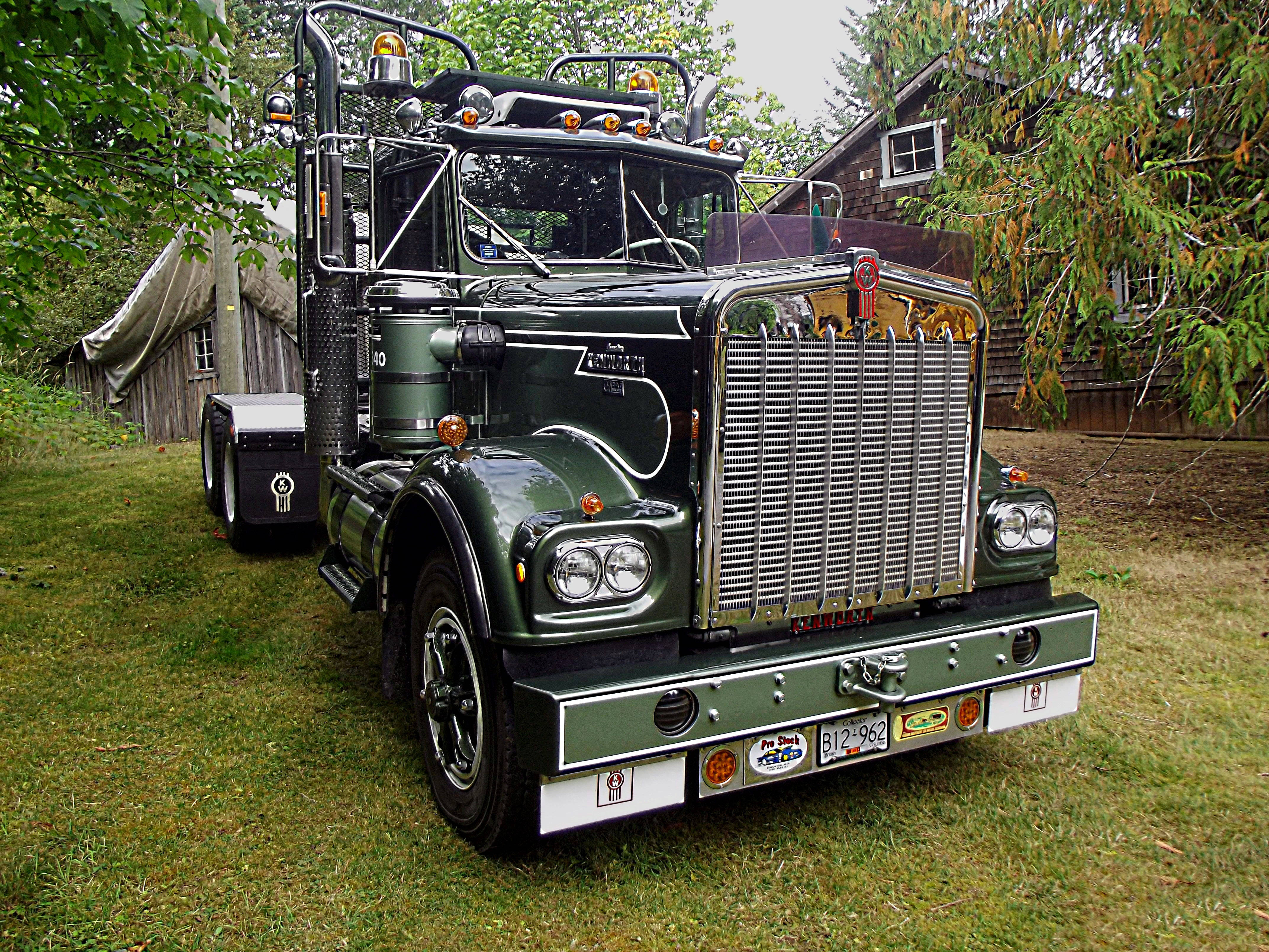 Kenworth W900, dark green, chrome grille, 4K Desktop Wallpaper