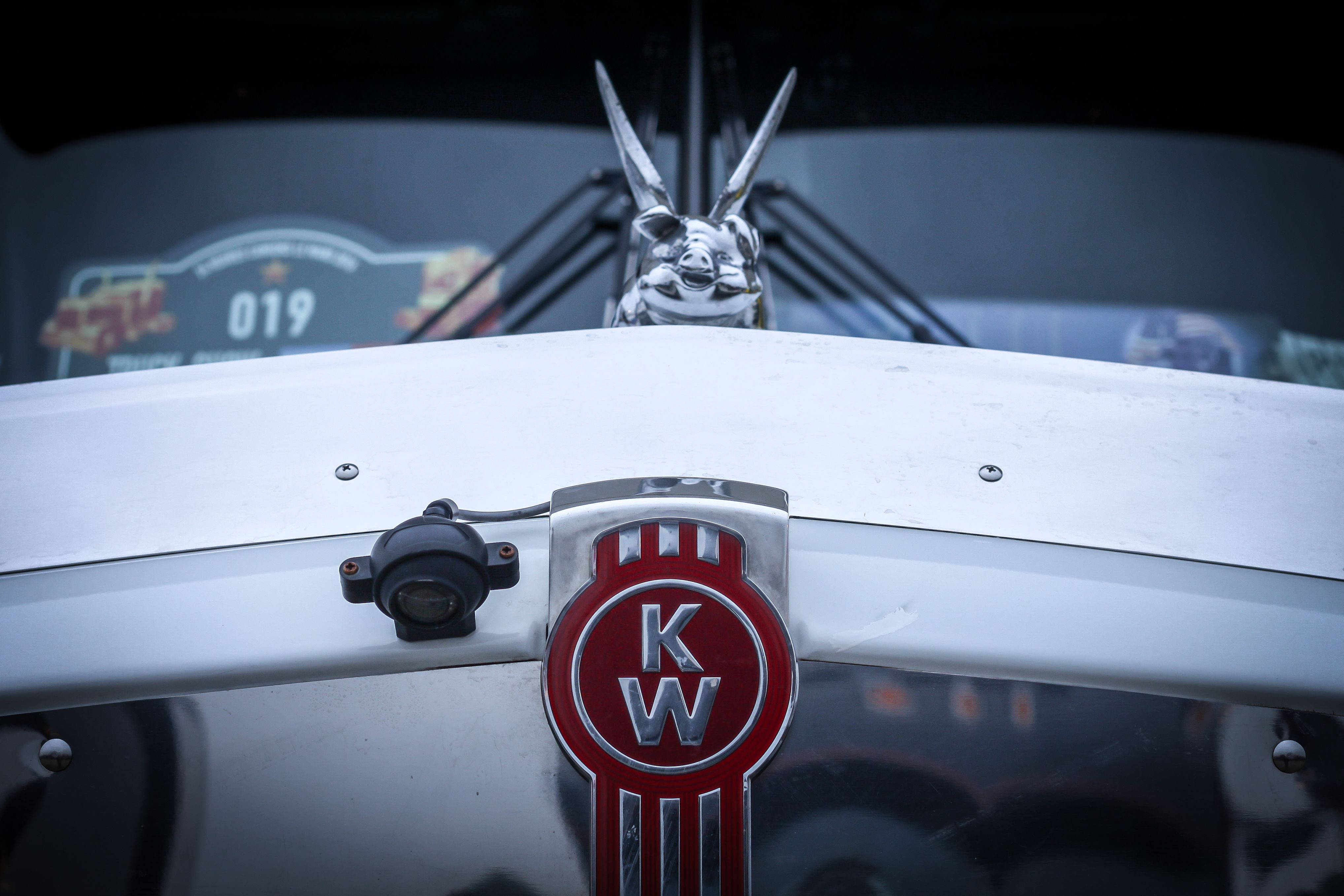 Kenworth, chrome rabbit mascot, red KW emblem, 4K Desktop Wallpaper