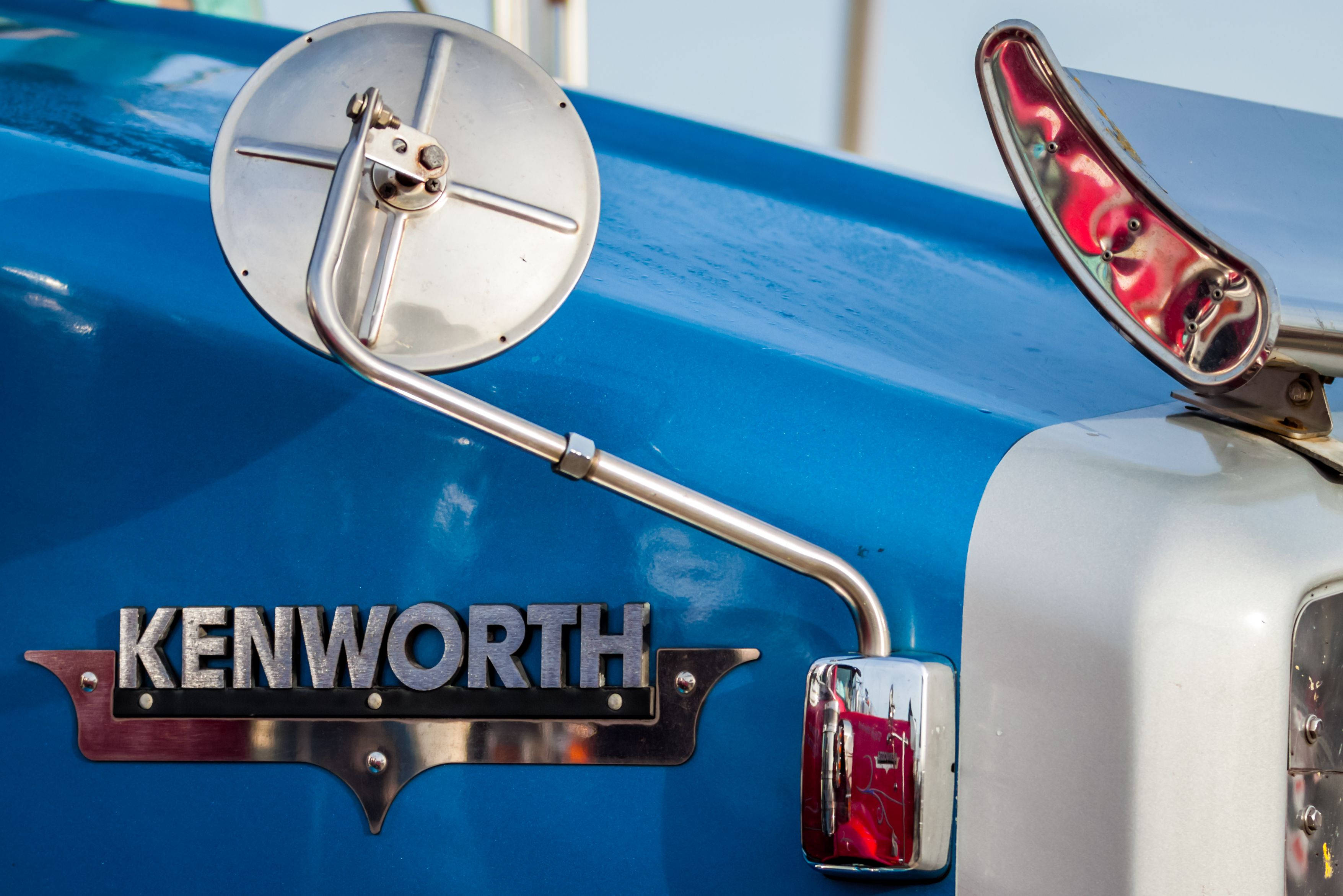 Kenworth, blue truck, chrome side mirror, 2K Desktop Wallpaper
