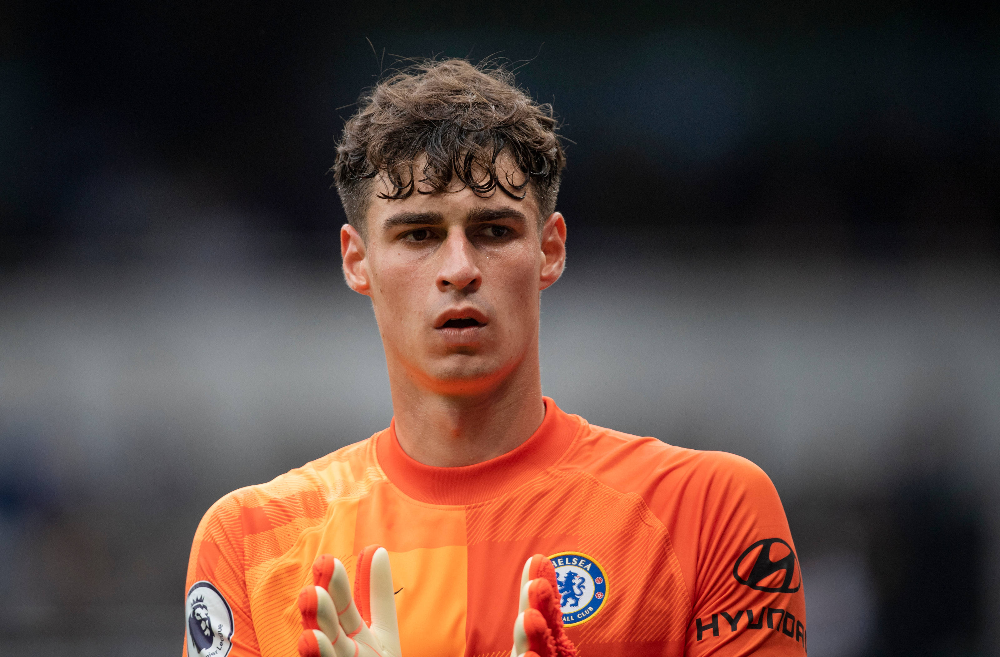 Kepa Arrizabalaga, orange Chelsea jersey, gloves, 2K Desktop Wallpaper