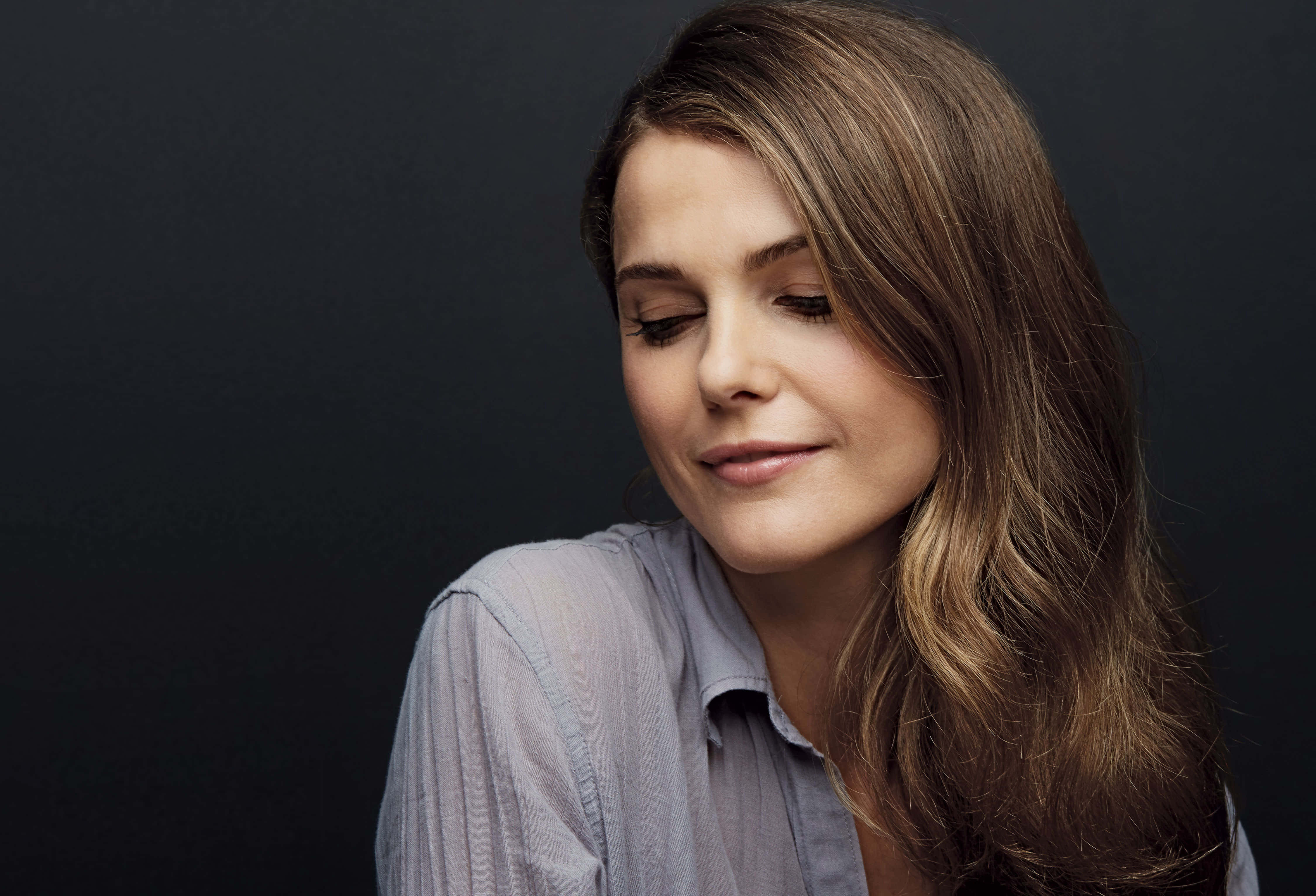 Keri Russell, long brown hair, smiles softly, 4K Desktop Wallpaper