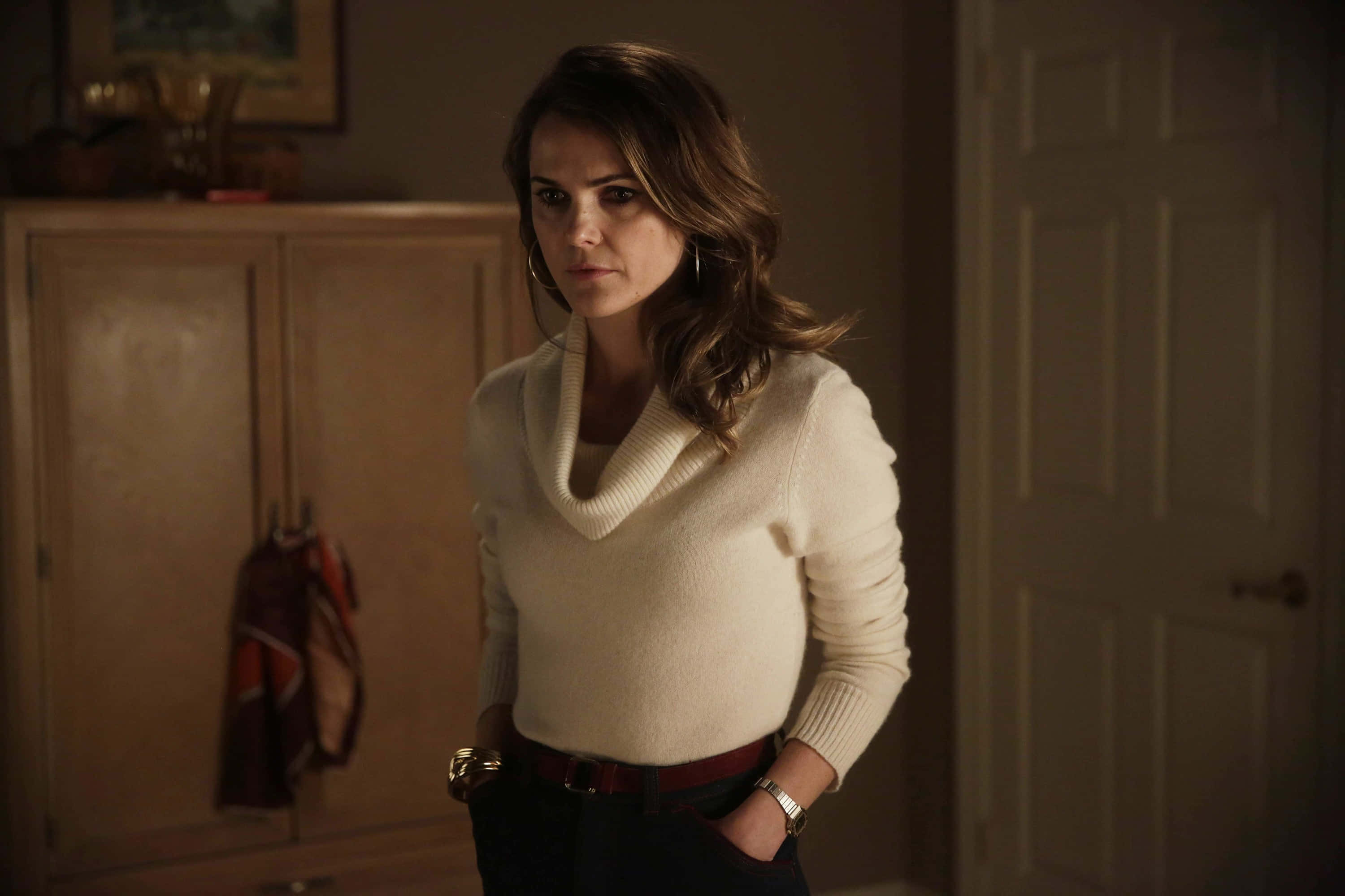 Keri Russell, cream cowl neck sweater, dimly lit room, 2K Desktop Wallpaper