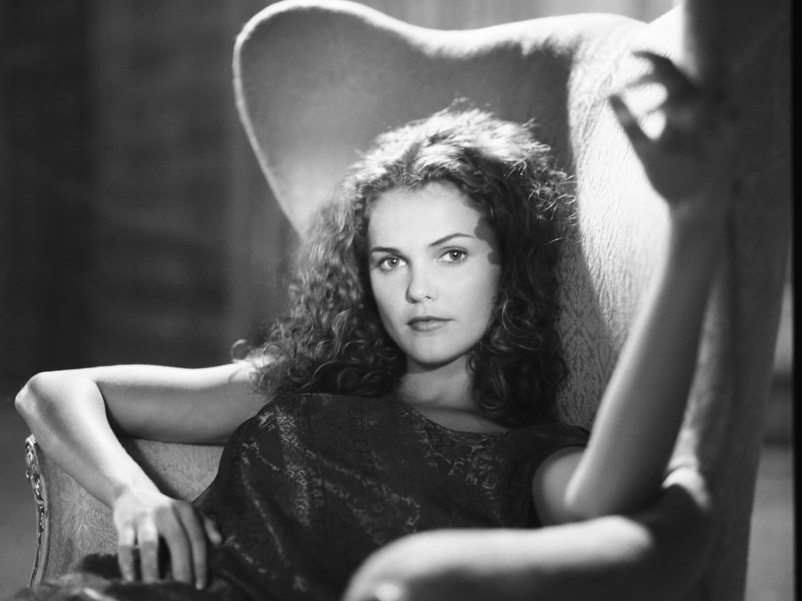 Keri Russell, curly hair, high-backed chair, 2K Desktop Wallpaper